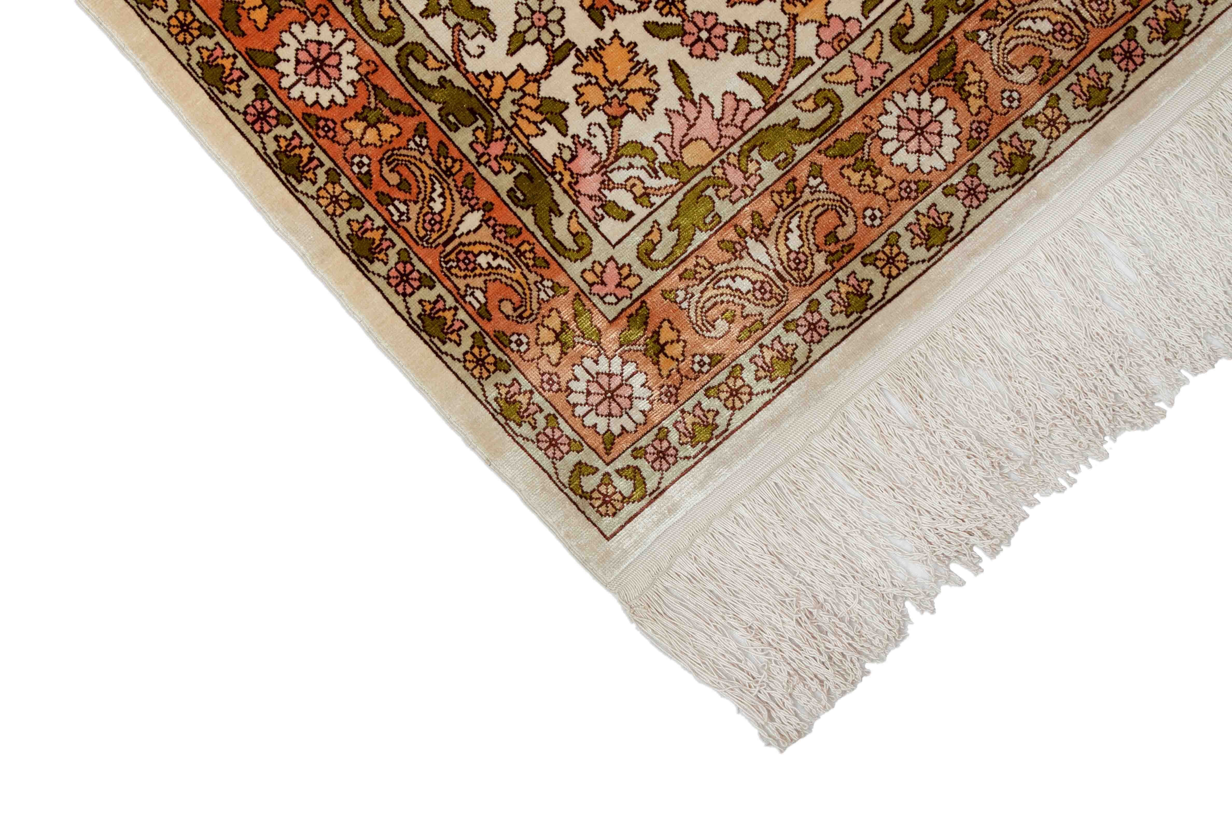 Eine Fotoaufnahme eines Hereke Teppichs.