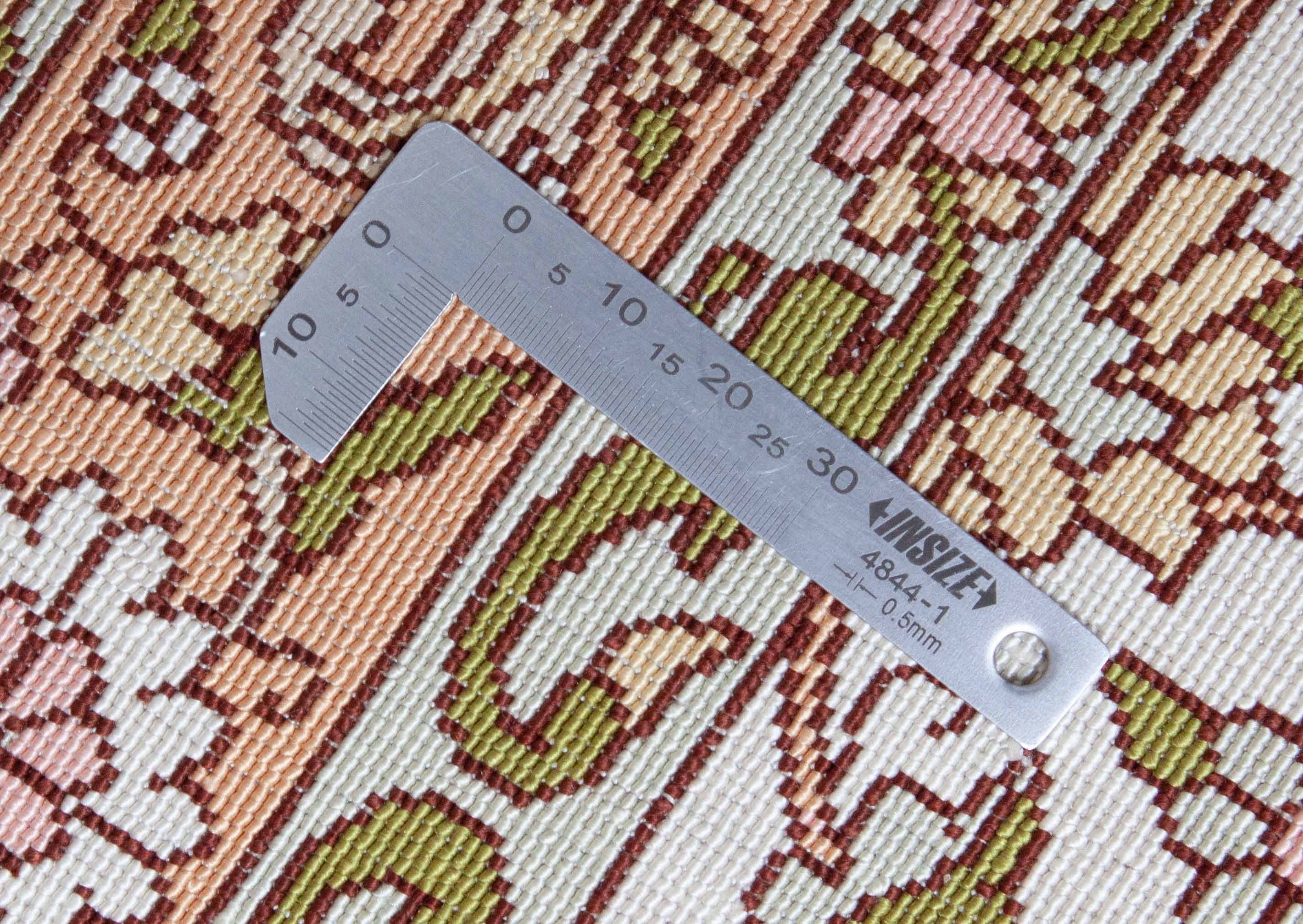 Eine Fotoaufnahme eines Hereke Teppichs.