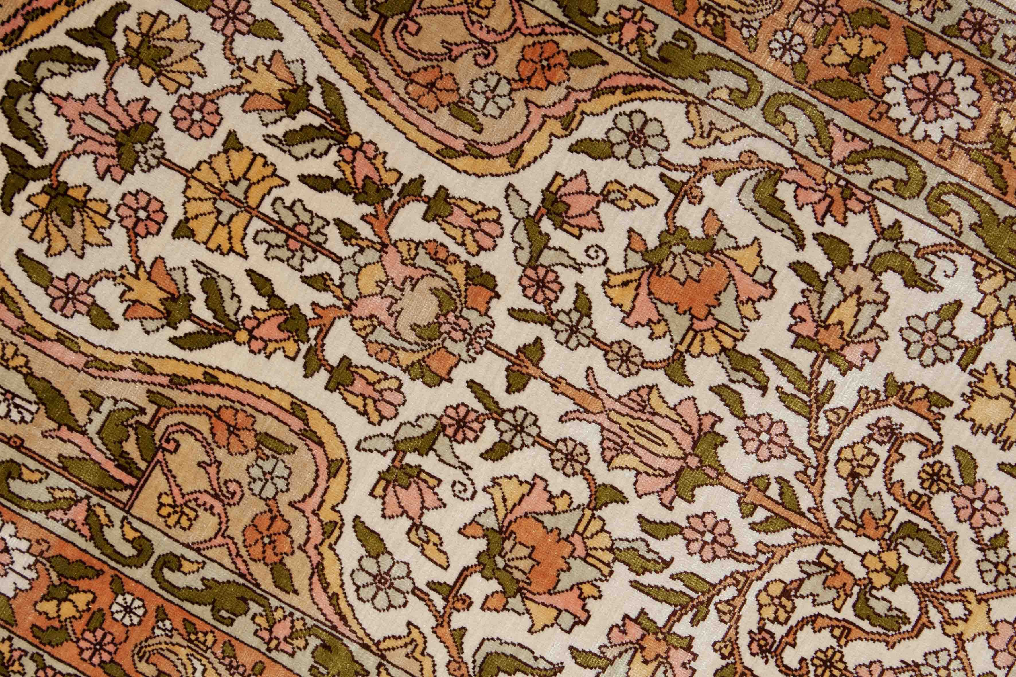 Eine Fotoaufnahme eines Hereke Teppichs.