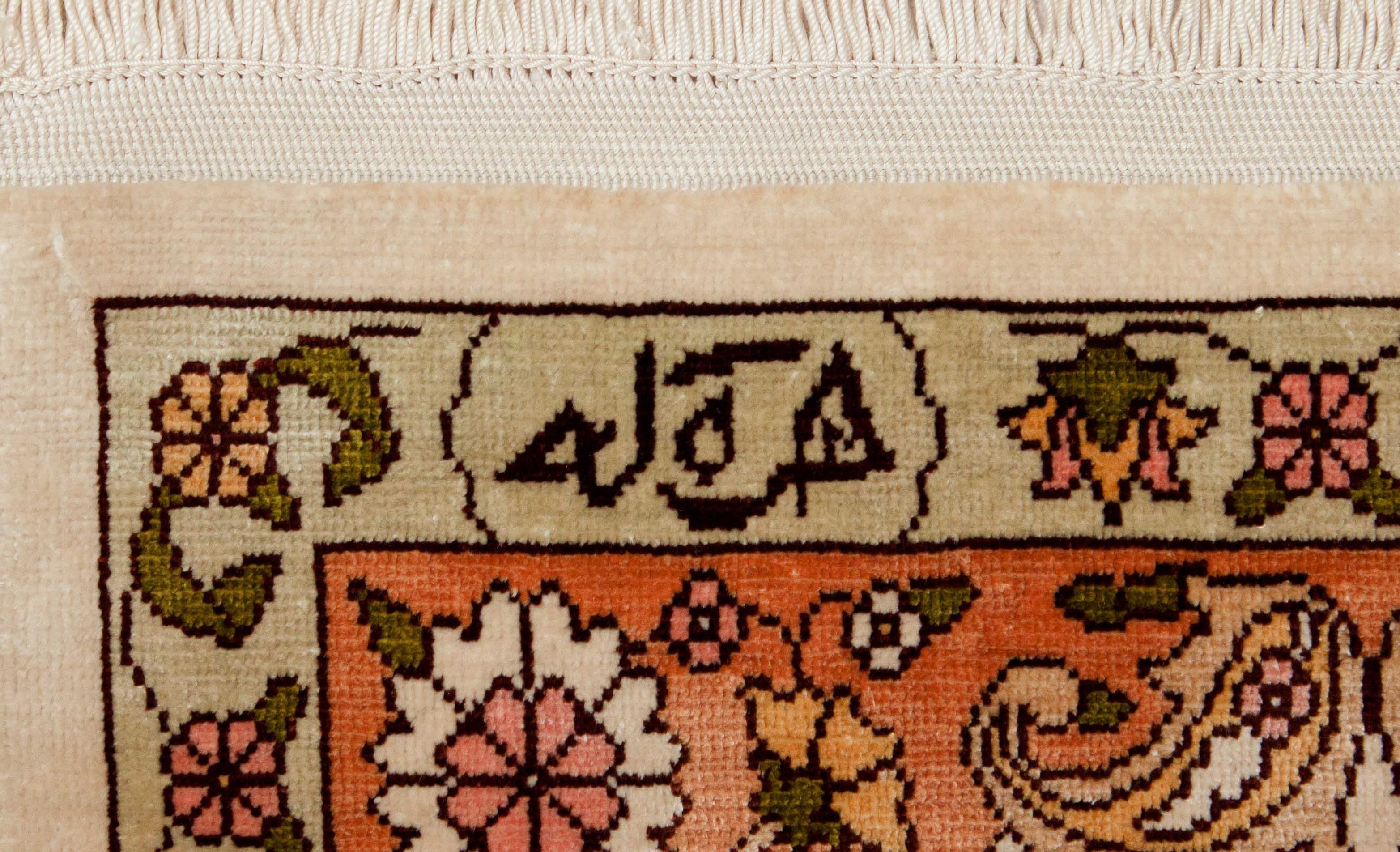 Eine Fotoaufnahme eines Hereke Teppichs.