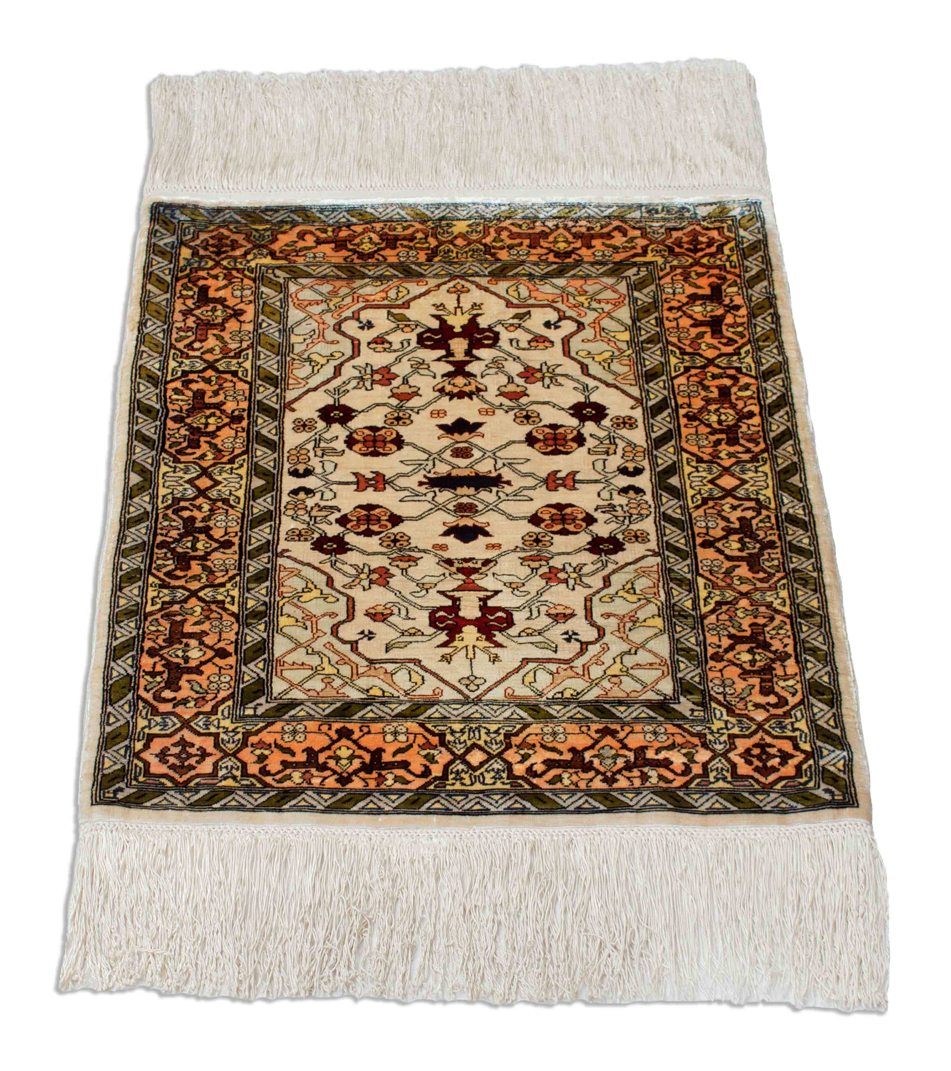 Eine Fotoaufnahme eines Hereke Teppichs.