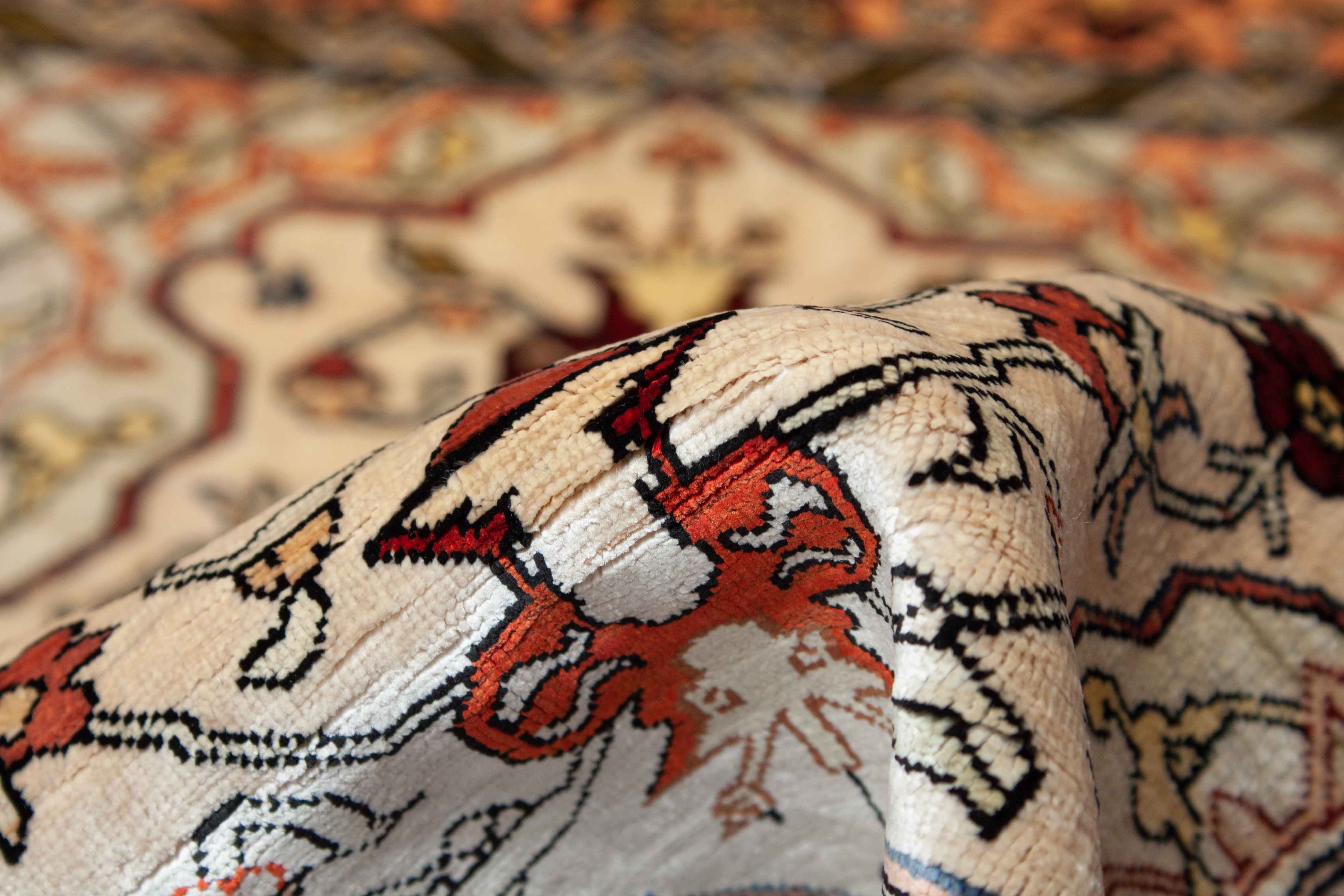 Eine Fotoaufnahme eines Hereke Teppichs.