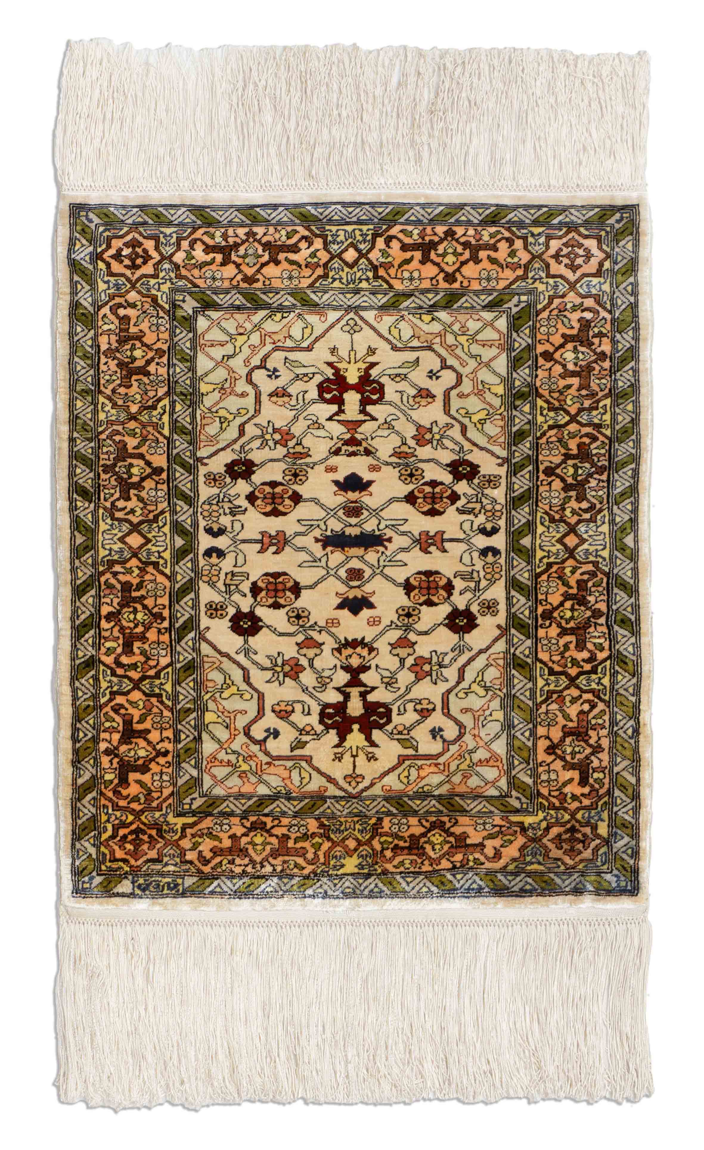 Eine Fotoaufnahme eines Hereke Teppichs.