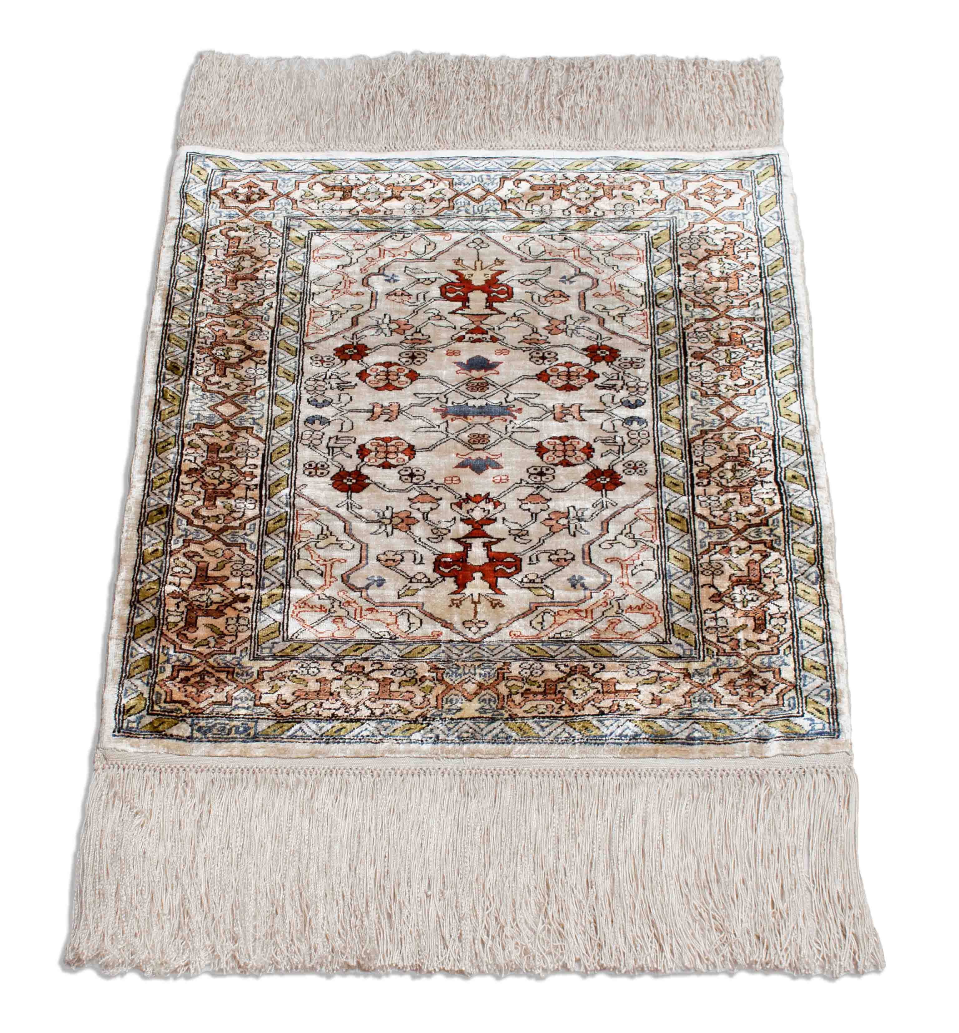 Eine Fotoaufnahme eines Hereke Teppichs.