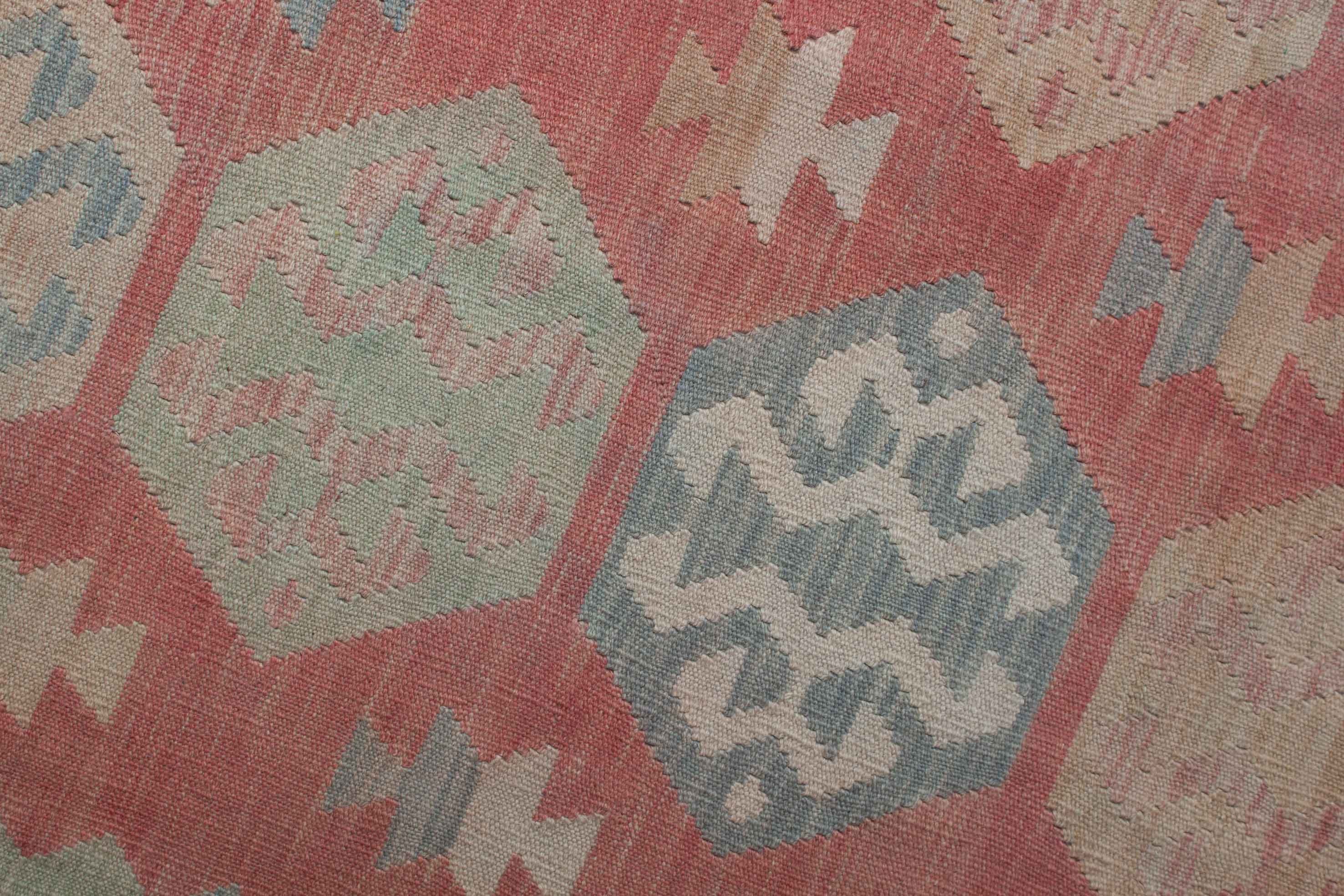 Eine Fotoaufnahme eines Kelim Teppichs.