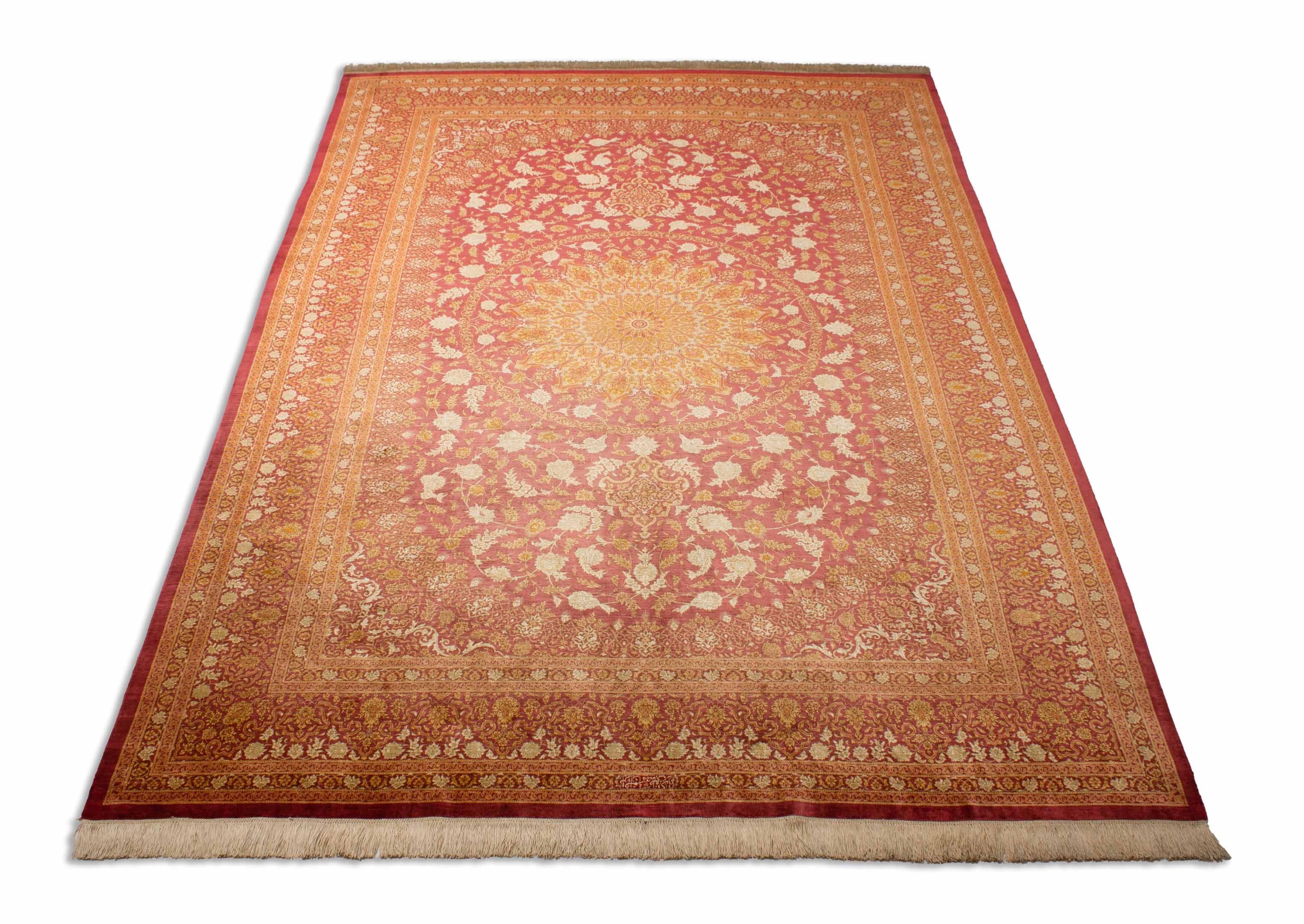 Eine Fotoaufnahme eines Ghom Teppichs.