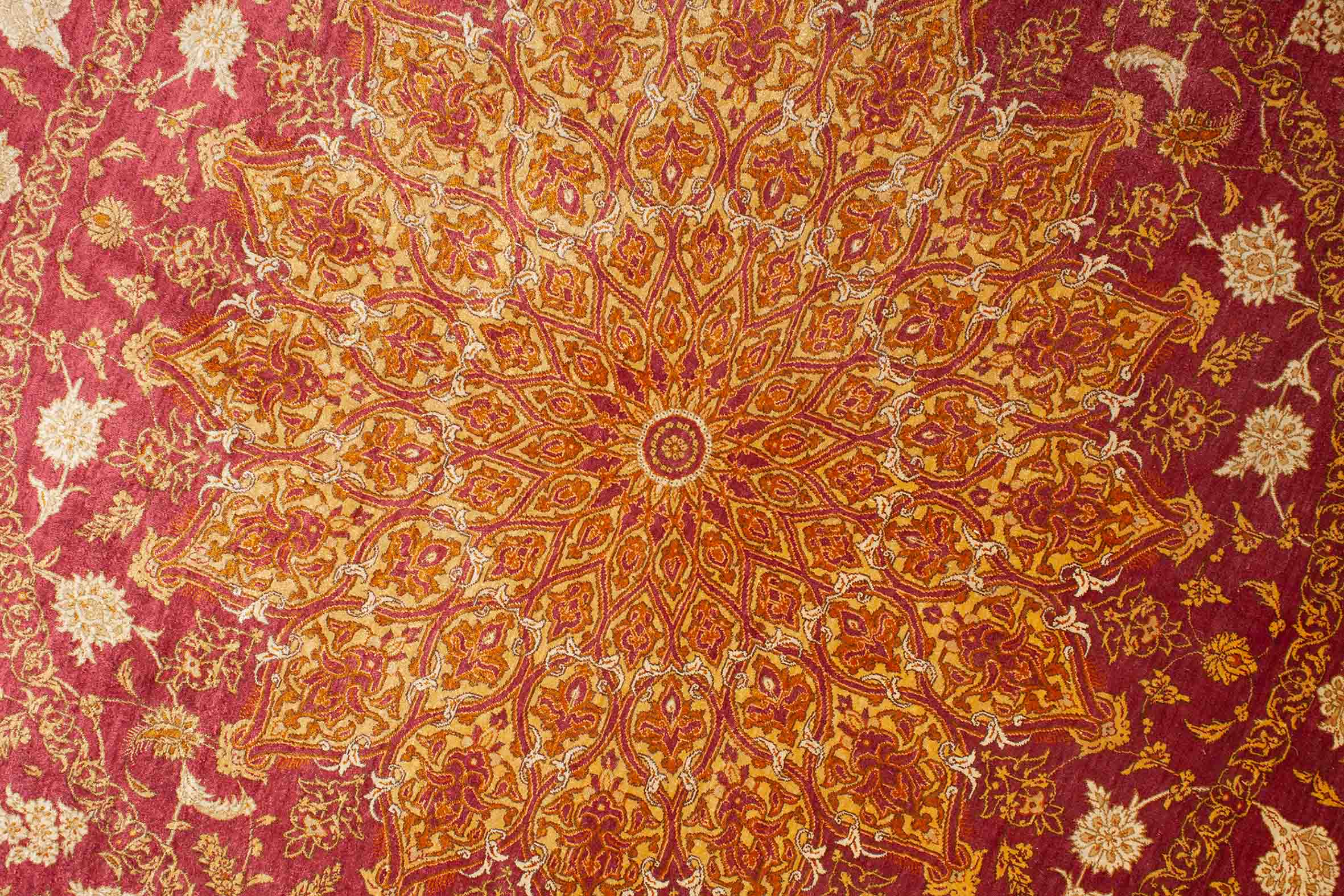 Eine Fotoaufnahme eines Ghom Teppichs.