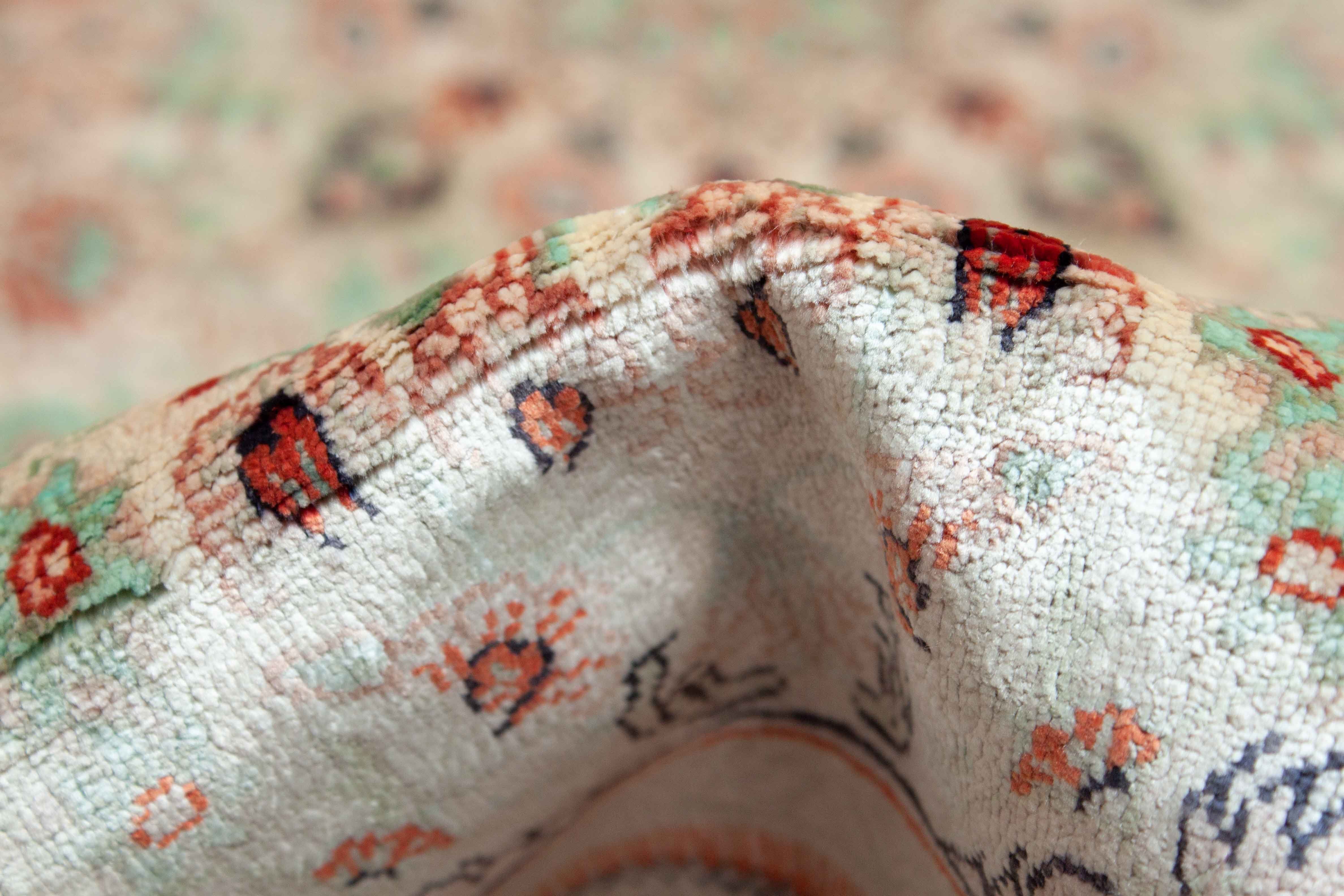 Eine Fotoaufnahme eines Hereke Teppichs.