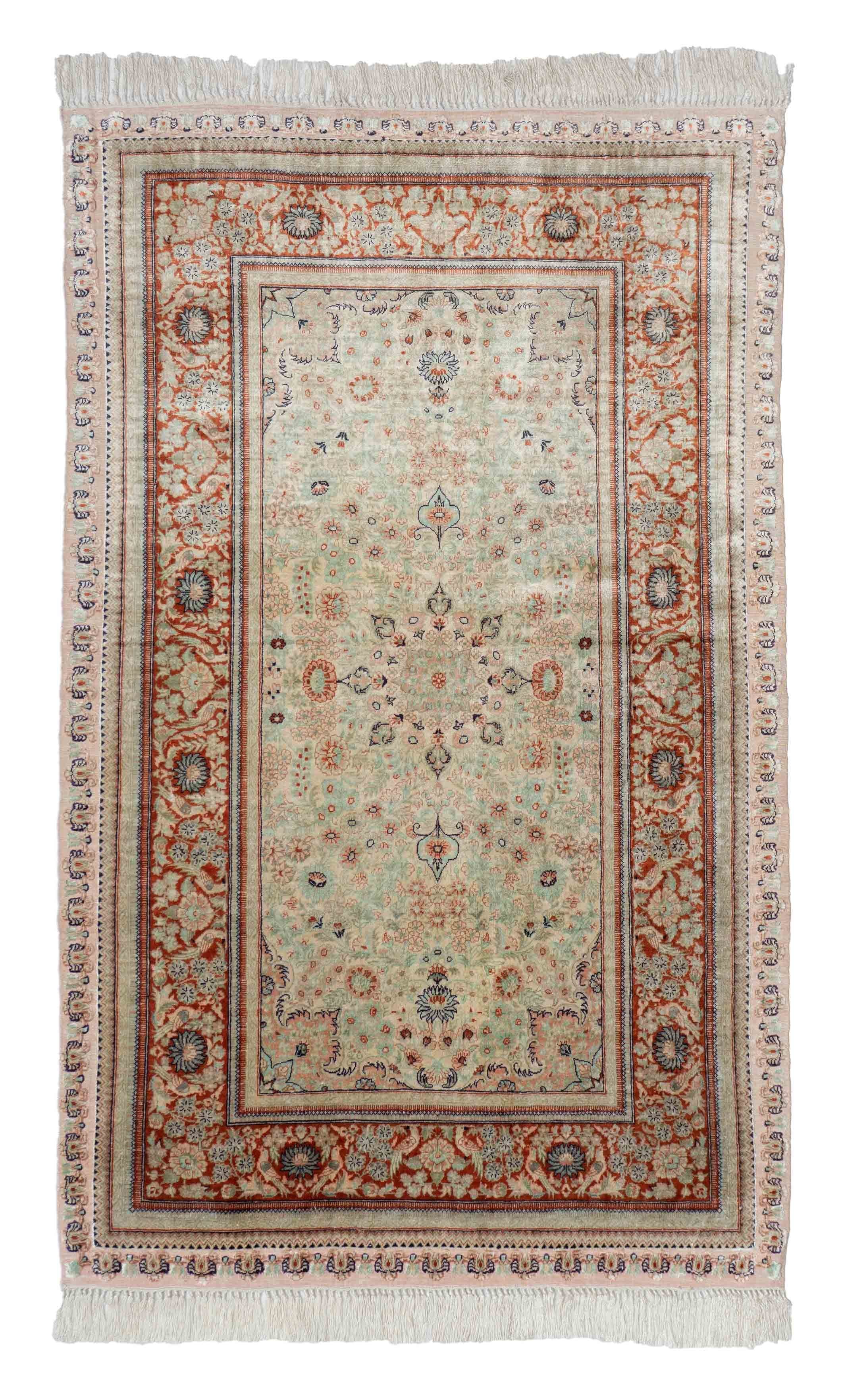 Eine Fotoaufnahme eines Hereke Teppichs.