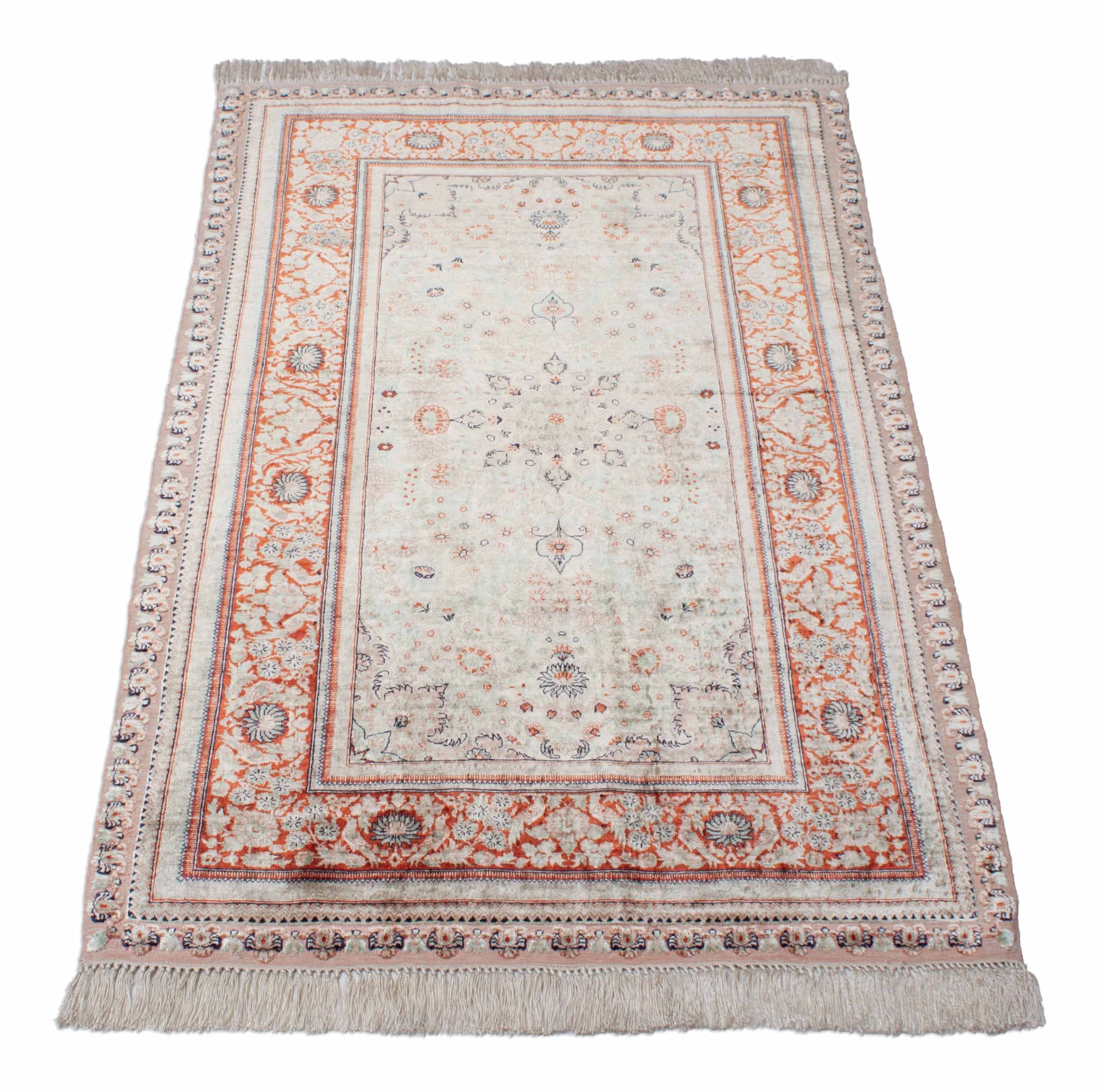 Eine Fotoaufnahme eines Hereke Teppichs.