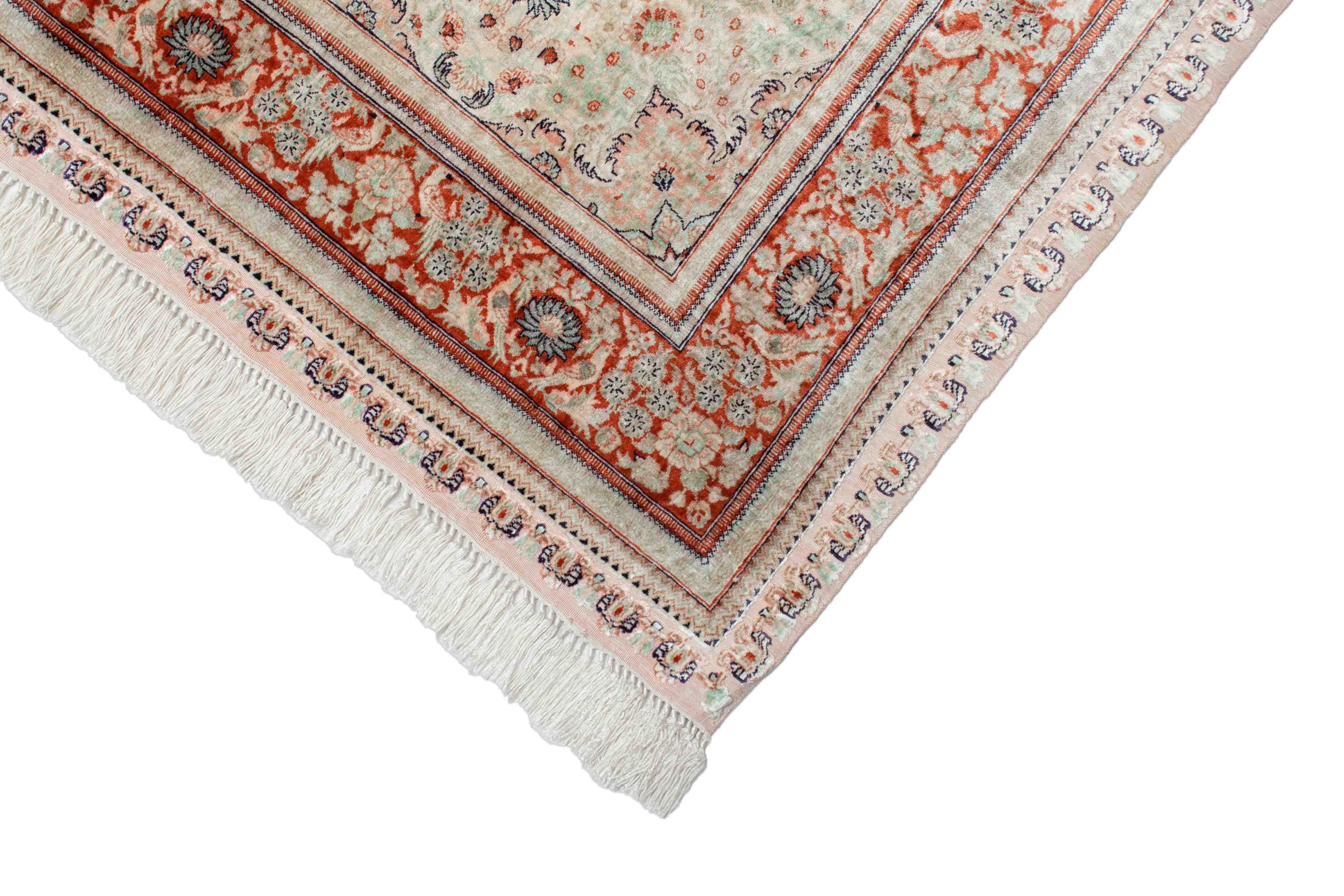 Eine Fotoaufnahme eines Hereke Teppichs.