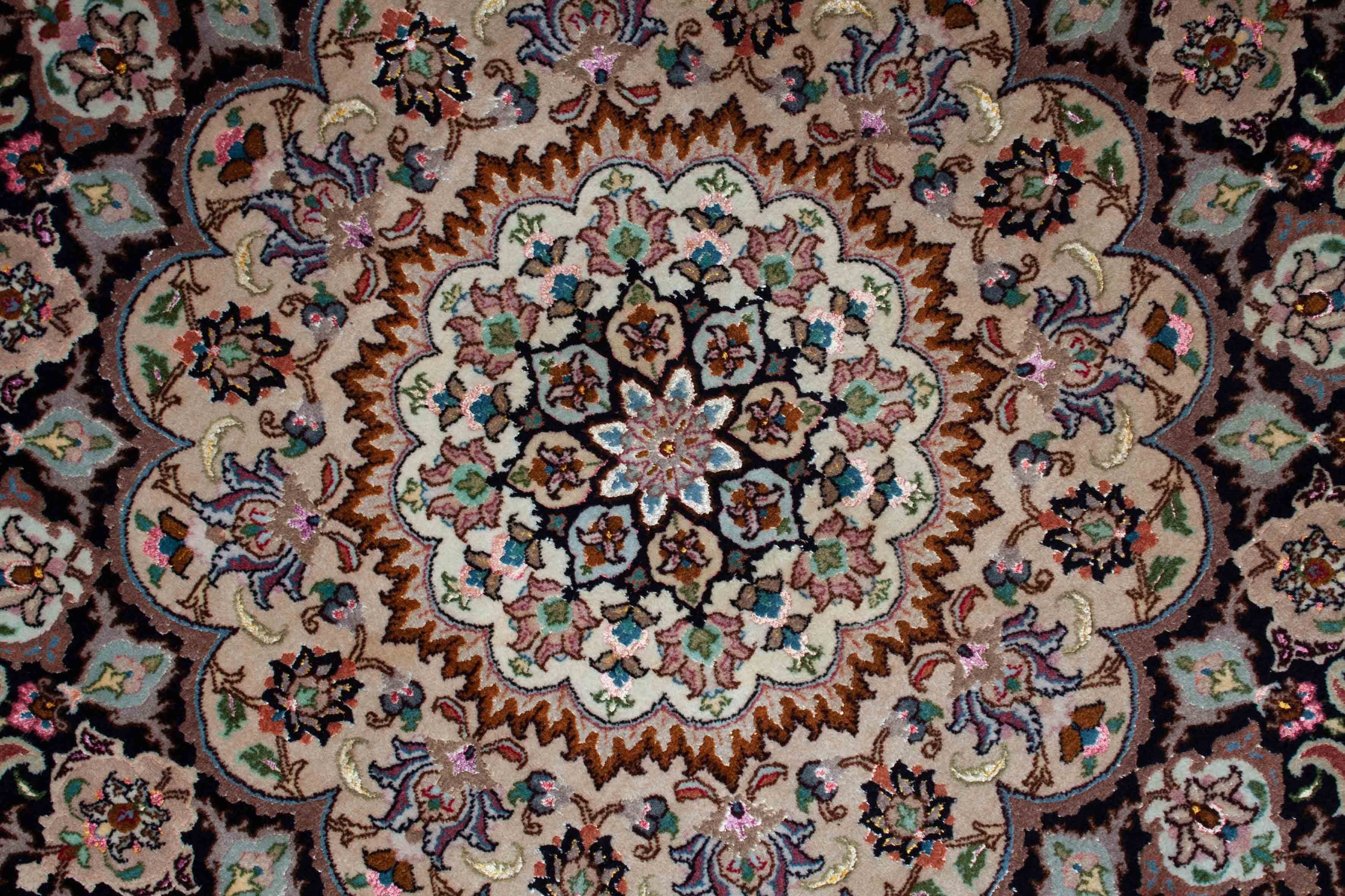 Eine Fotoaufnahme eines Täbriz Teppichs.