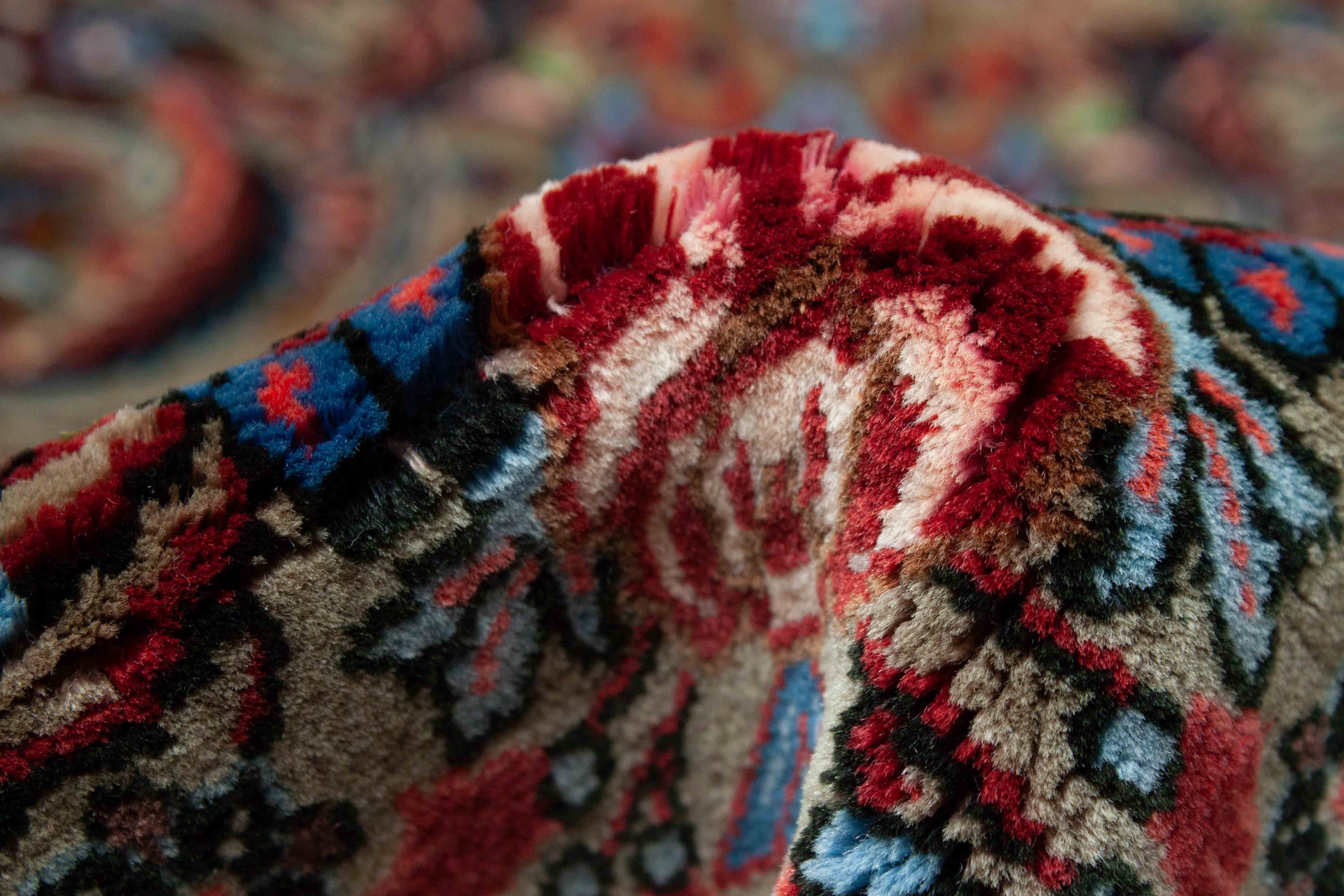 Eine Fotoaufnahme eines Bidjar Teppichs.