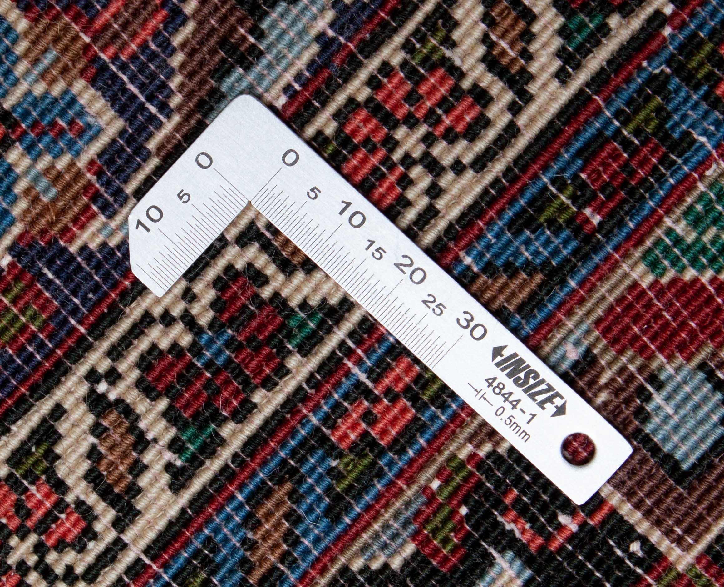 Eine Fotoaufnahme eines Bidjar Teppichs.