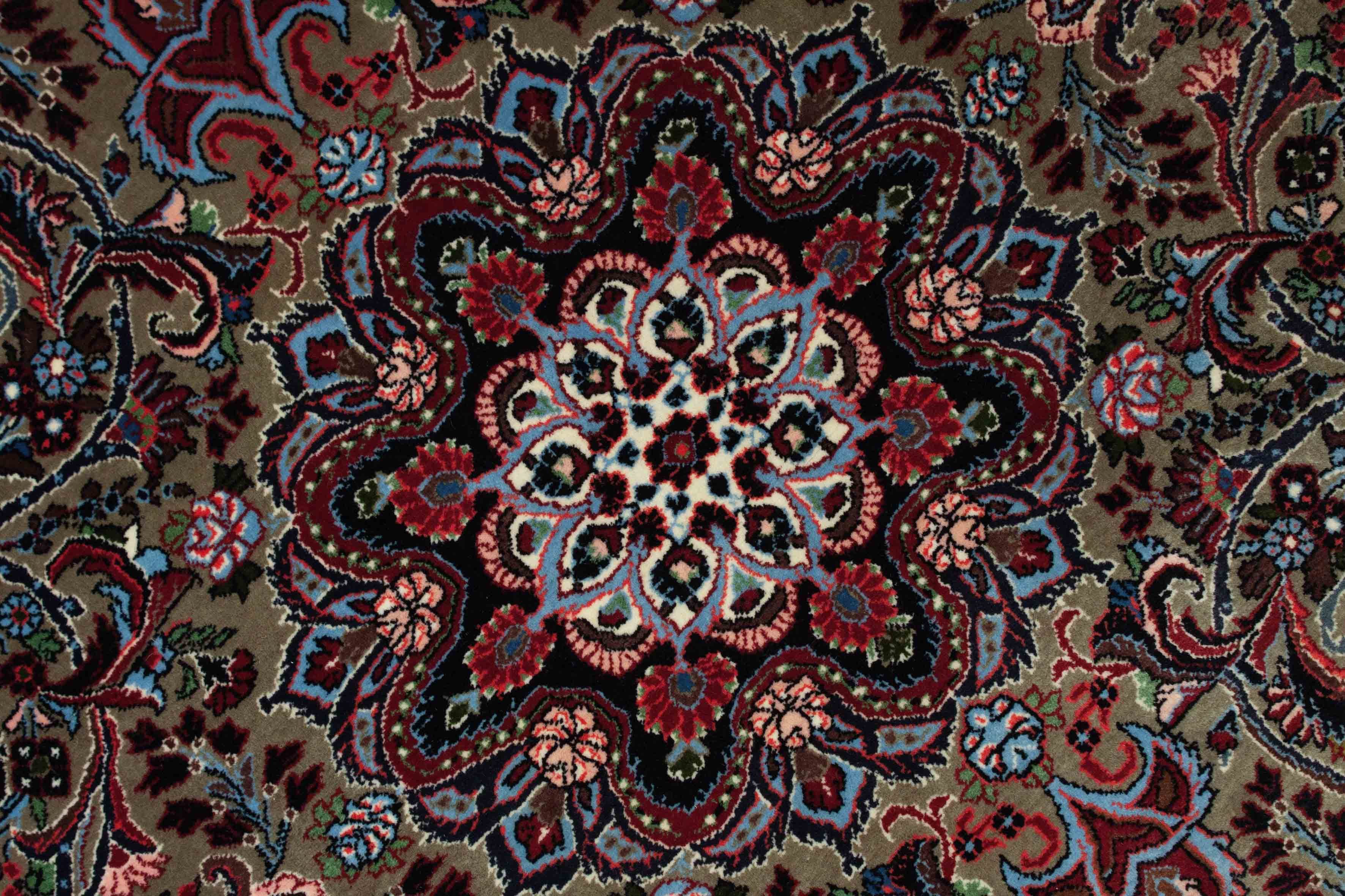 Eine Fotoaufnahme eines Bidjar Teppichs.