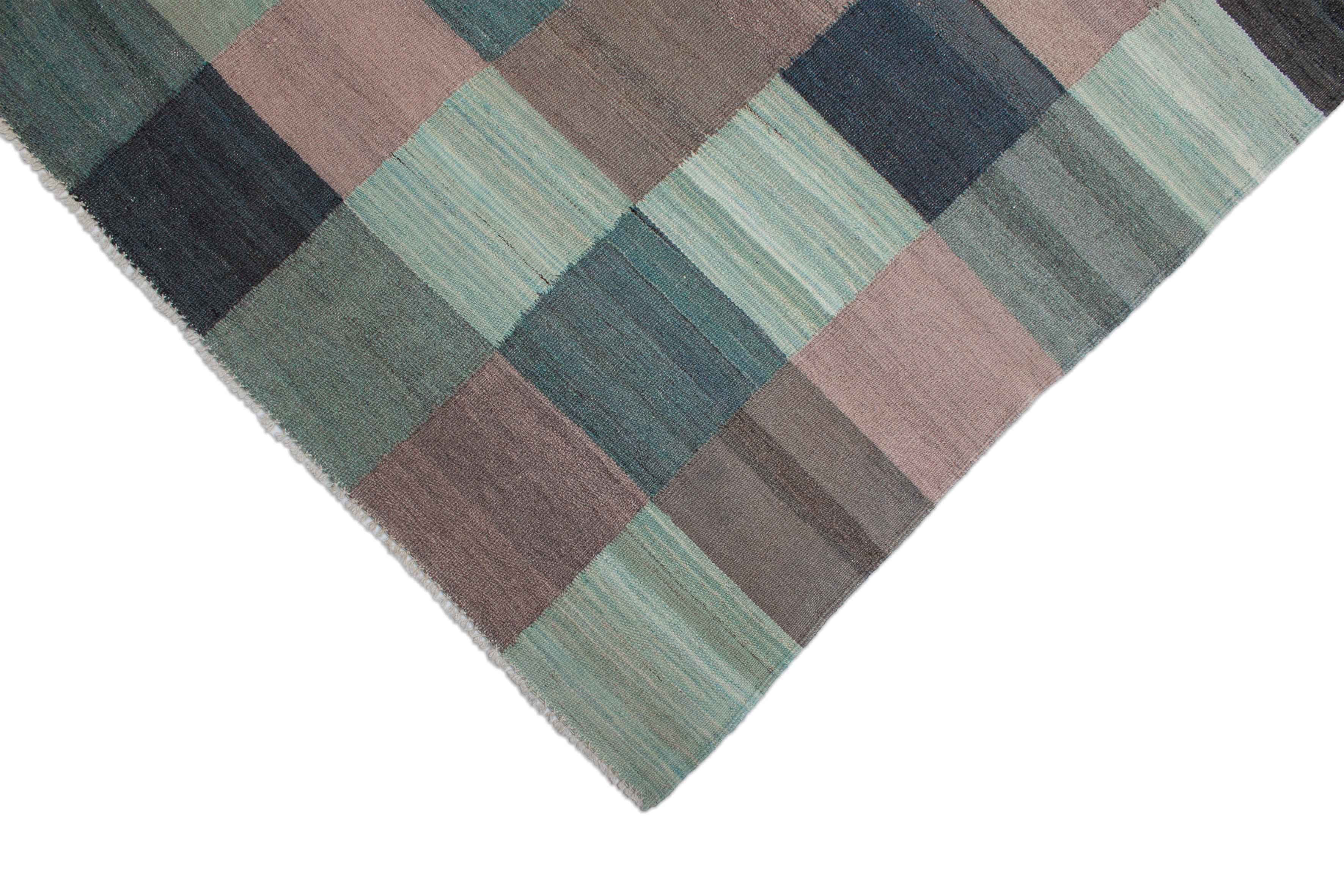 Eine Fotoaufnahme eines Kelim Teppichs.