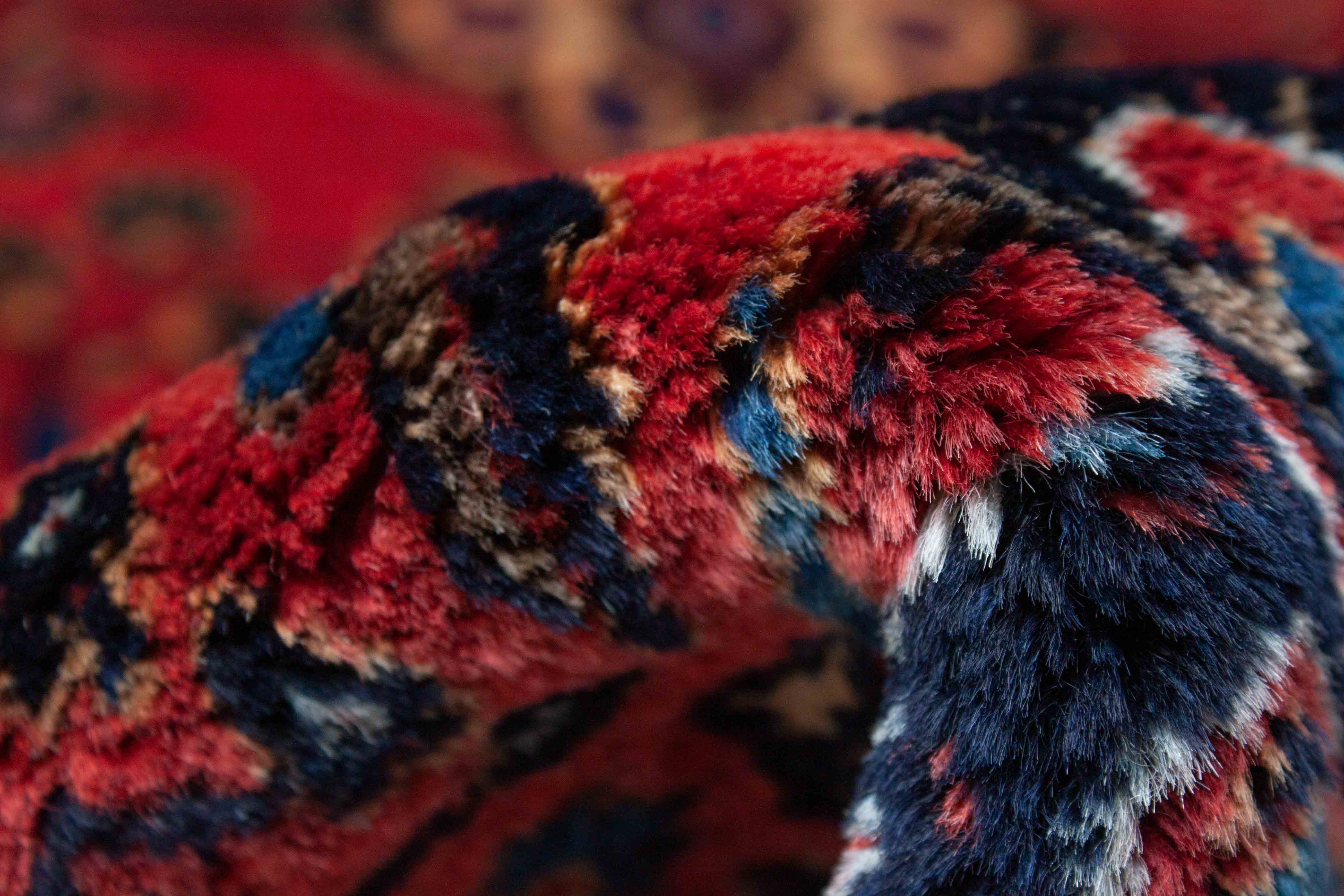 Eine Fotoaufnahme eines Sarough Teppichs.