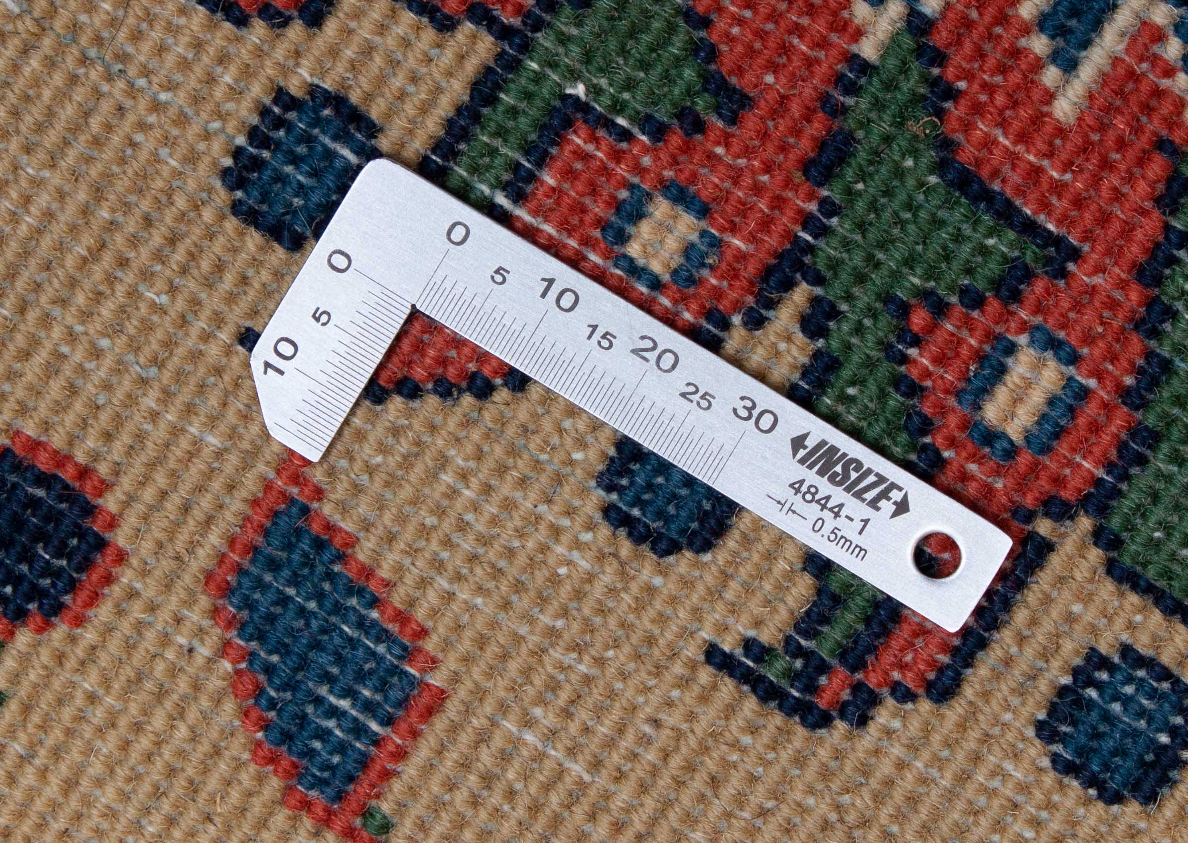 Eine Fotoaufnahme eines Täbriz Teppichs.