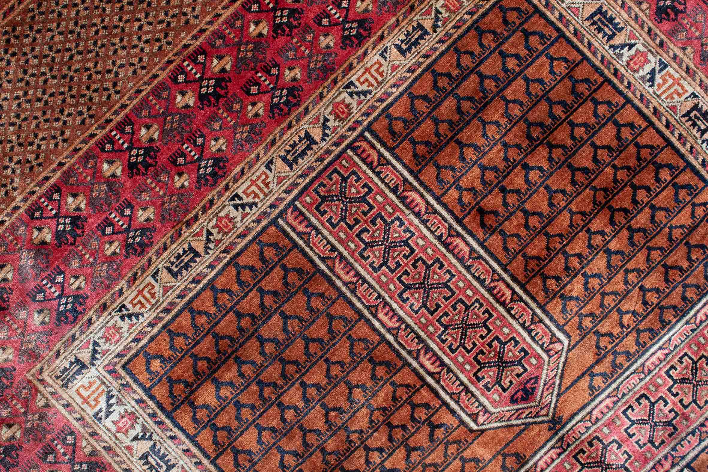 Alter Turkmenischer Teppich aus reiner Seide | 180 cm x 122 cm | Nr. 19587