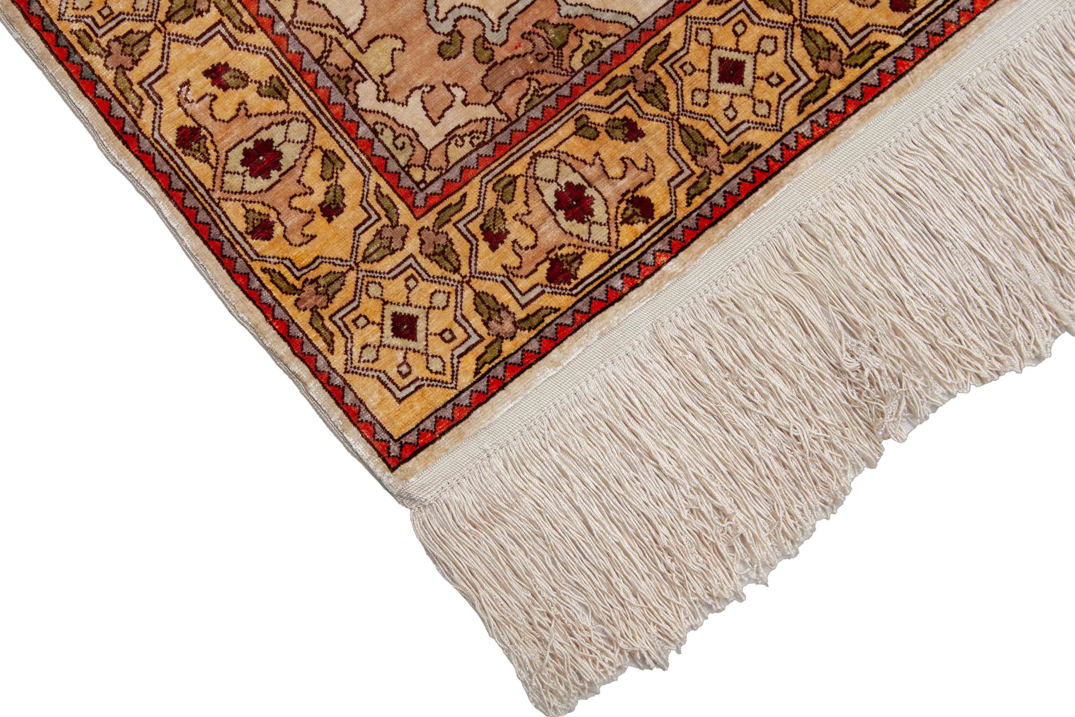 Eine Fotoaufnahme eines Hereke Teppichs.