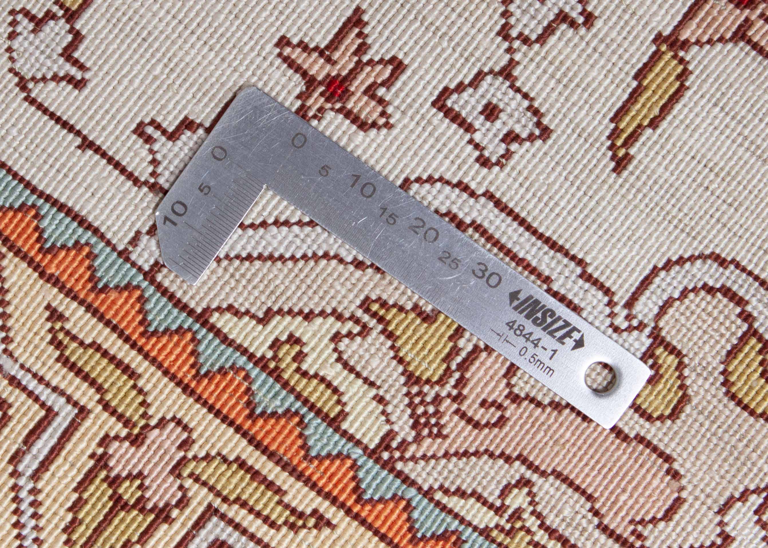 Eine Fotoaufnahme eines Hereke Teppichs.