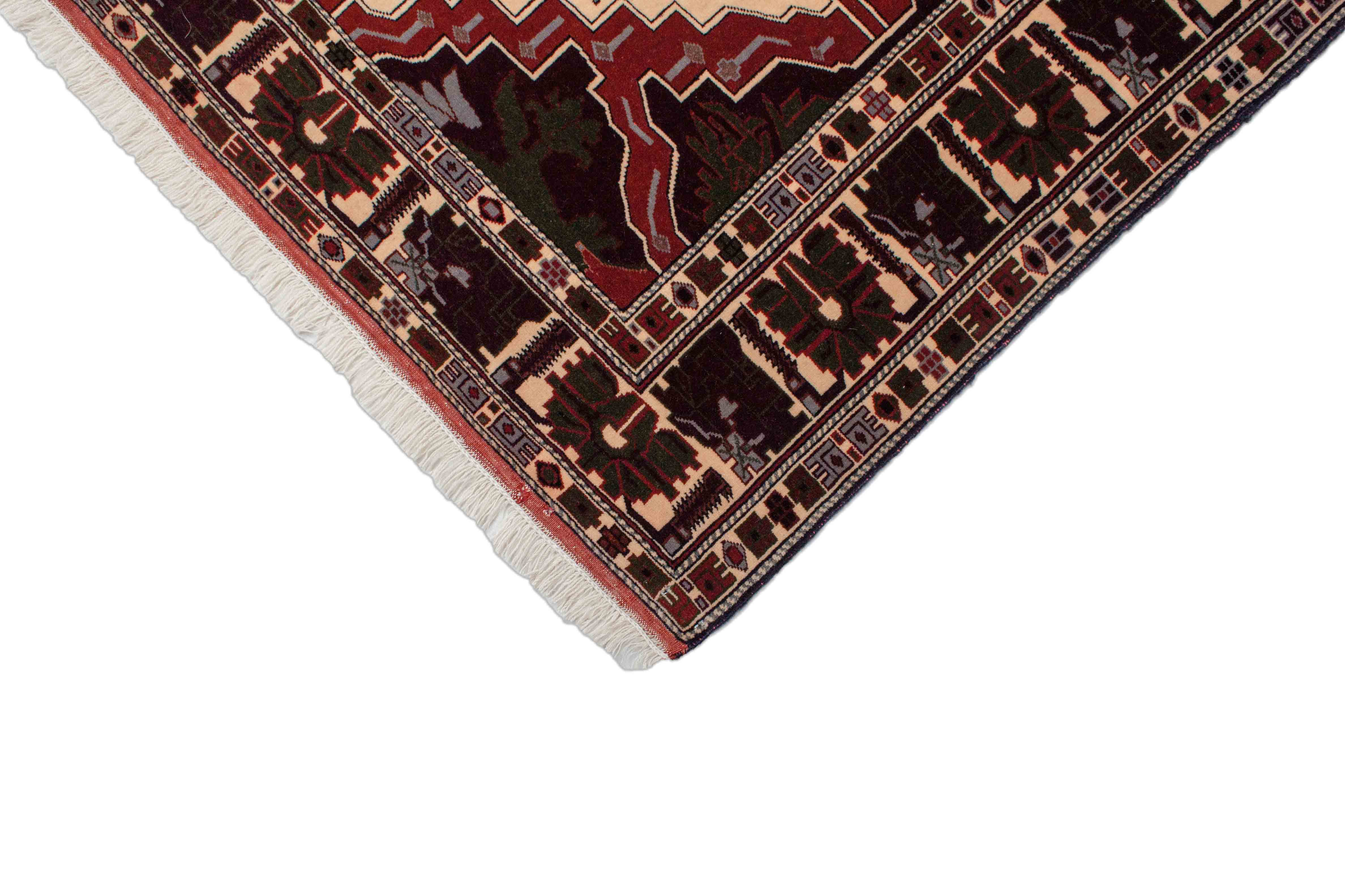 Eine Fotoaufnahme eines Turkmenischer Teppich Teppichs.