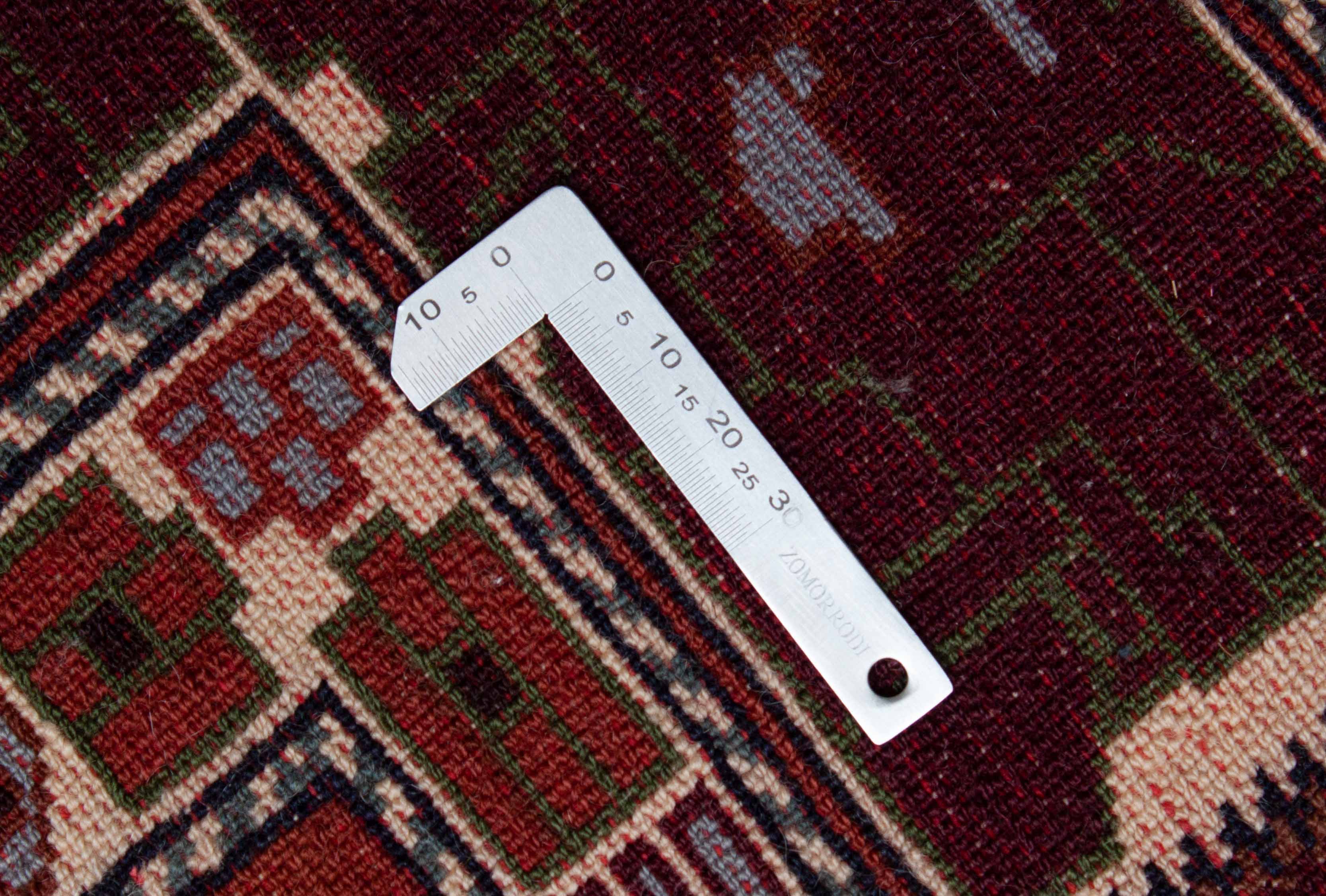 Eine Fotoaufnahme eines Turkmenischer Teppich Teppichs.