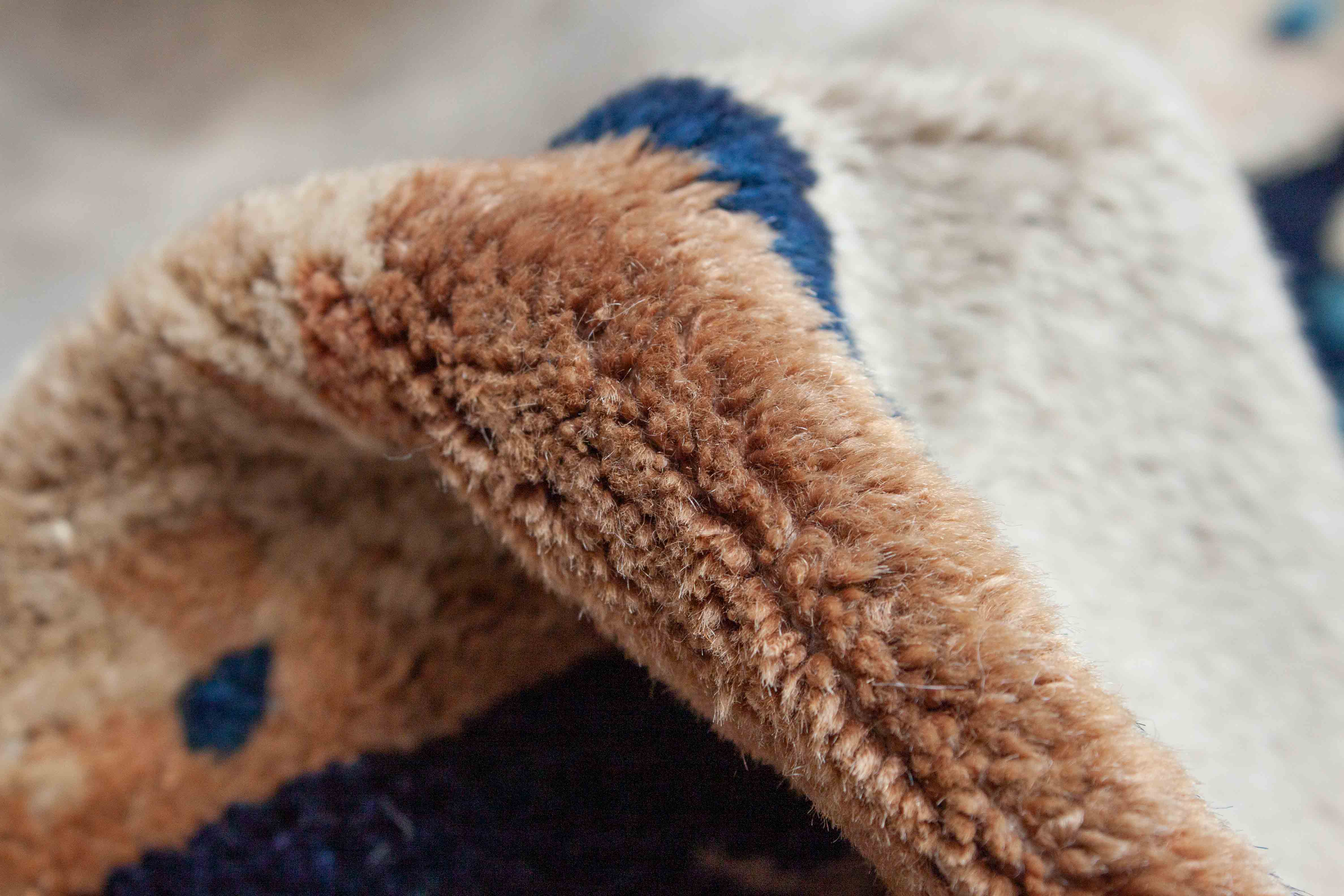 Eine Fotoaufnahme eines China Teppich Teppichs.