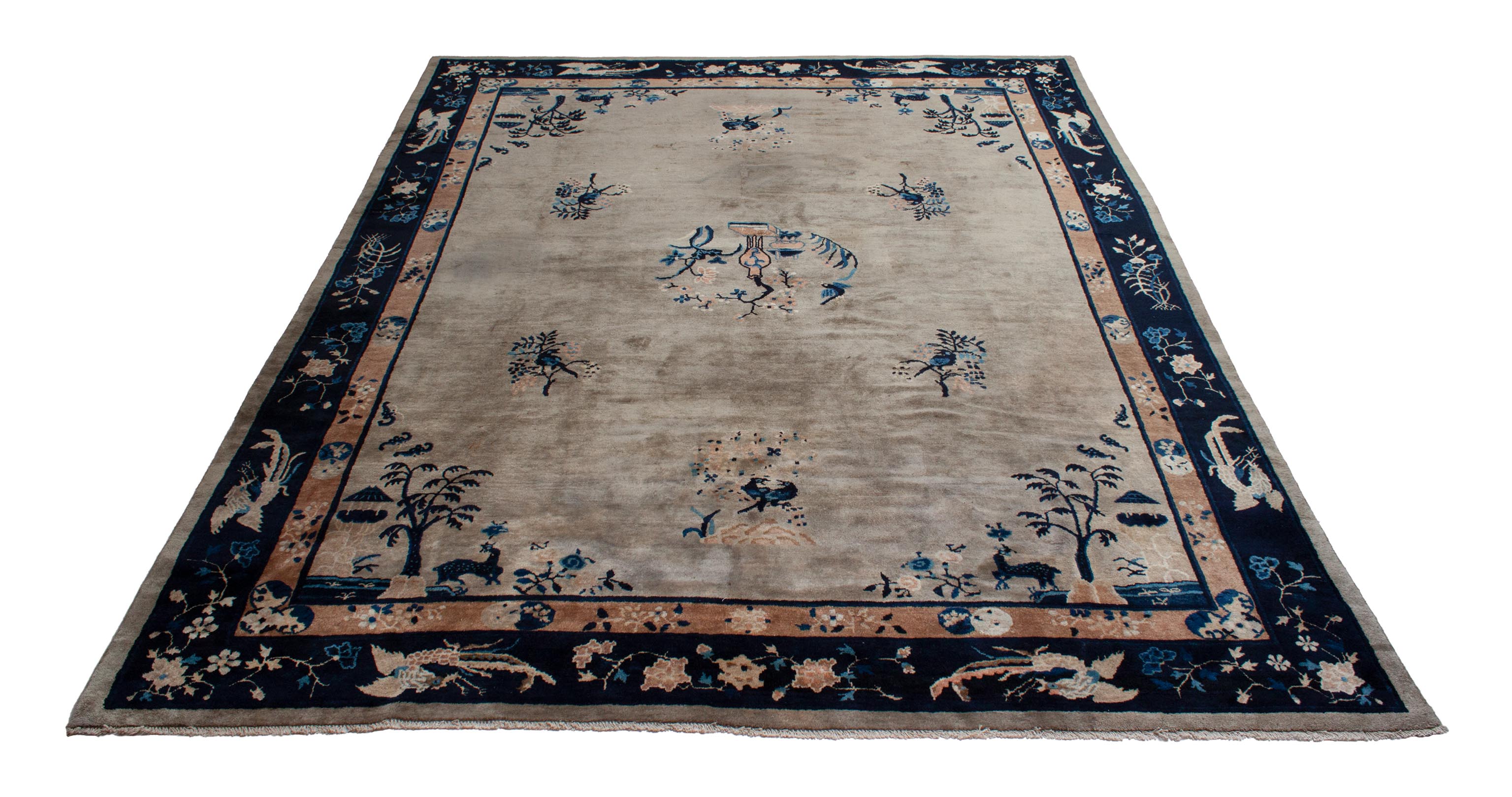 Eine Fotoaufnahme eines China Teppich Teppichs.