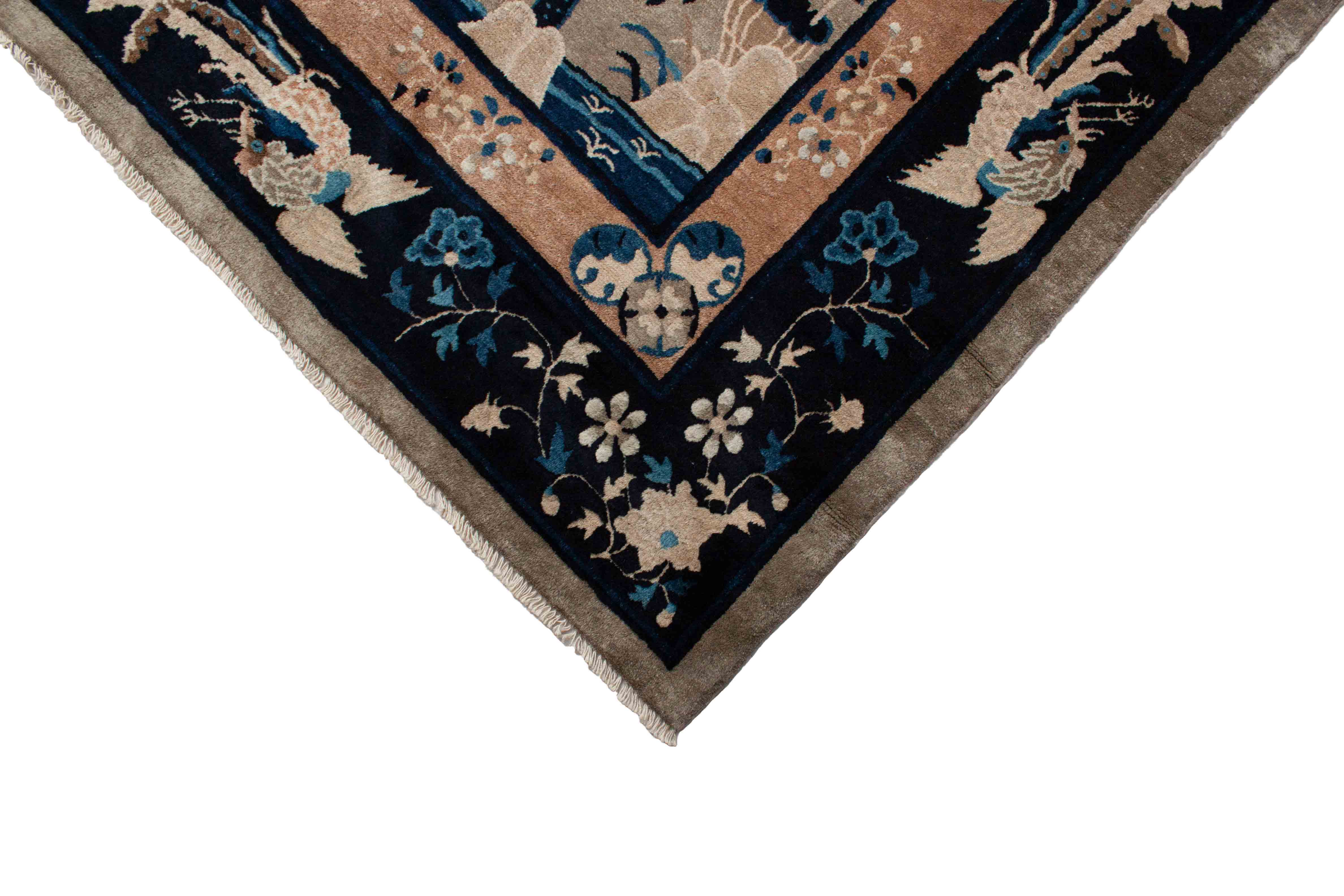 Eine Fotoaufnahme eines China Teppich Teppichs.