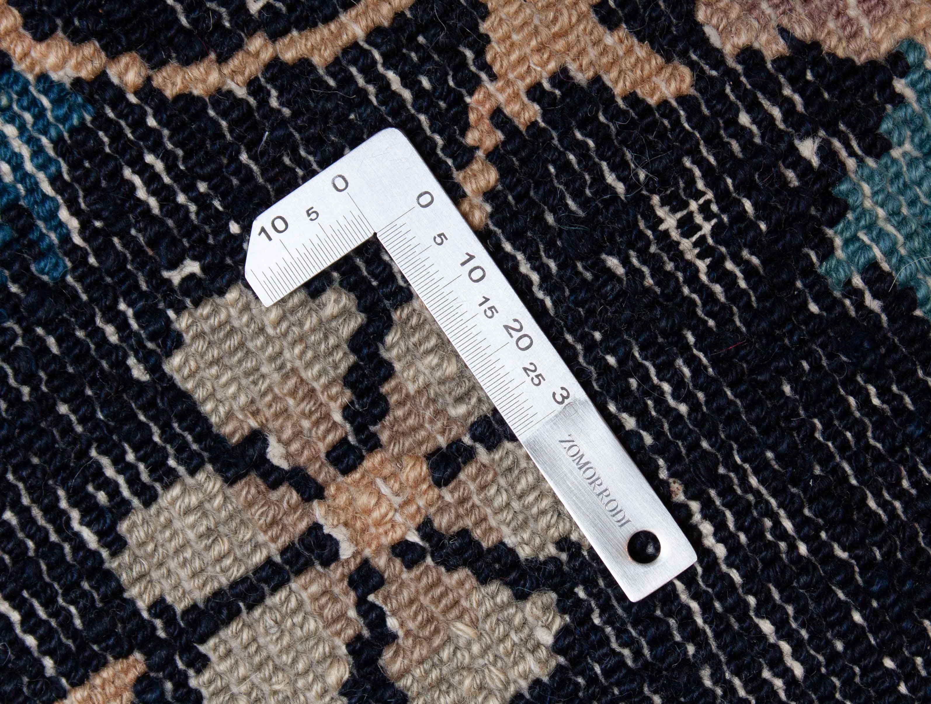 Eine Fotoaufnahme eines China Teppich Teppichs.