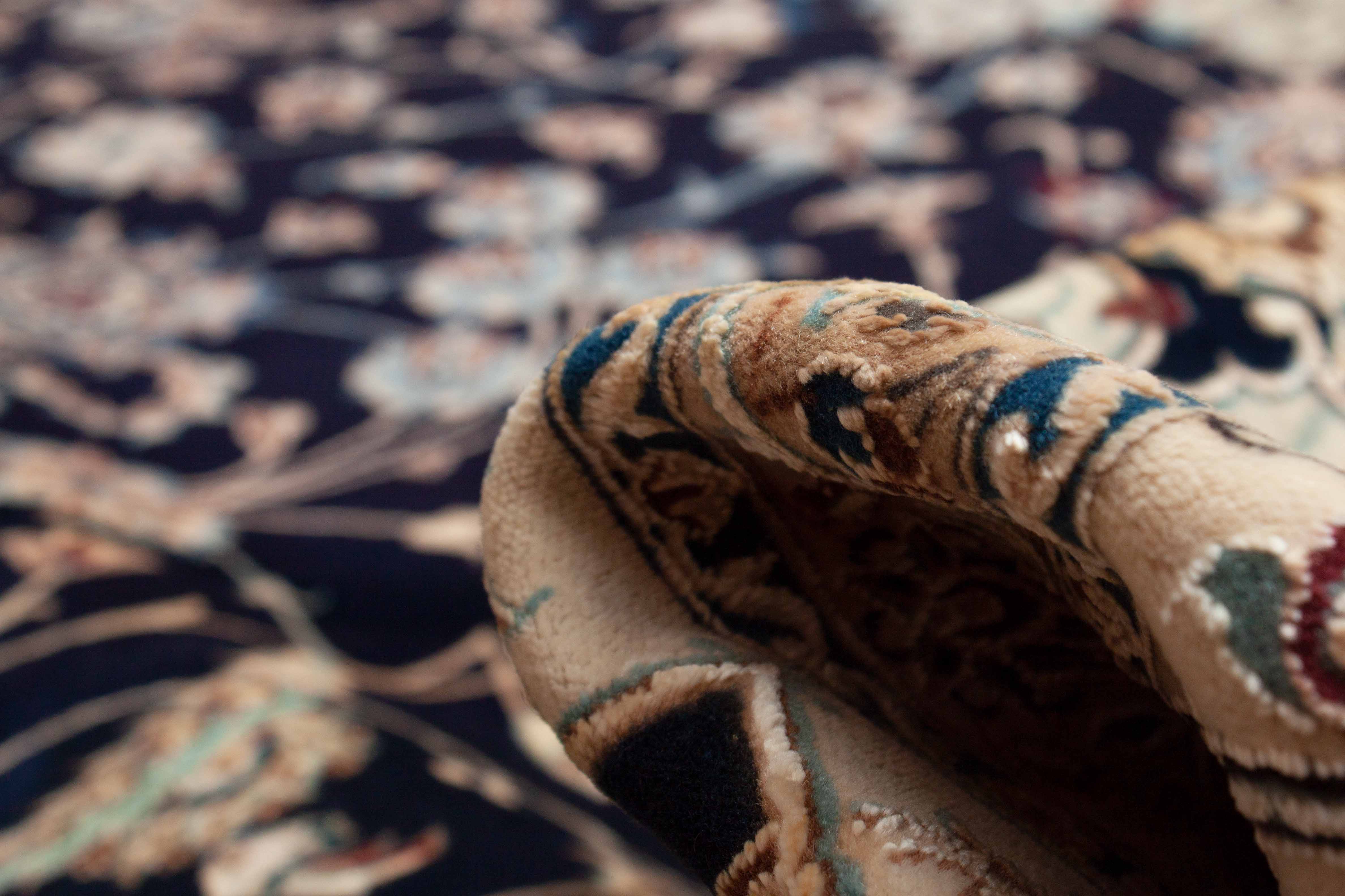 Nain Teppich mit Bordüre in dunkelblau und 370 cm x 260 cm groß