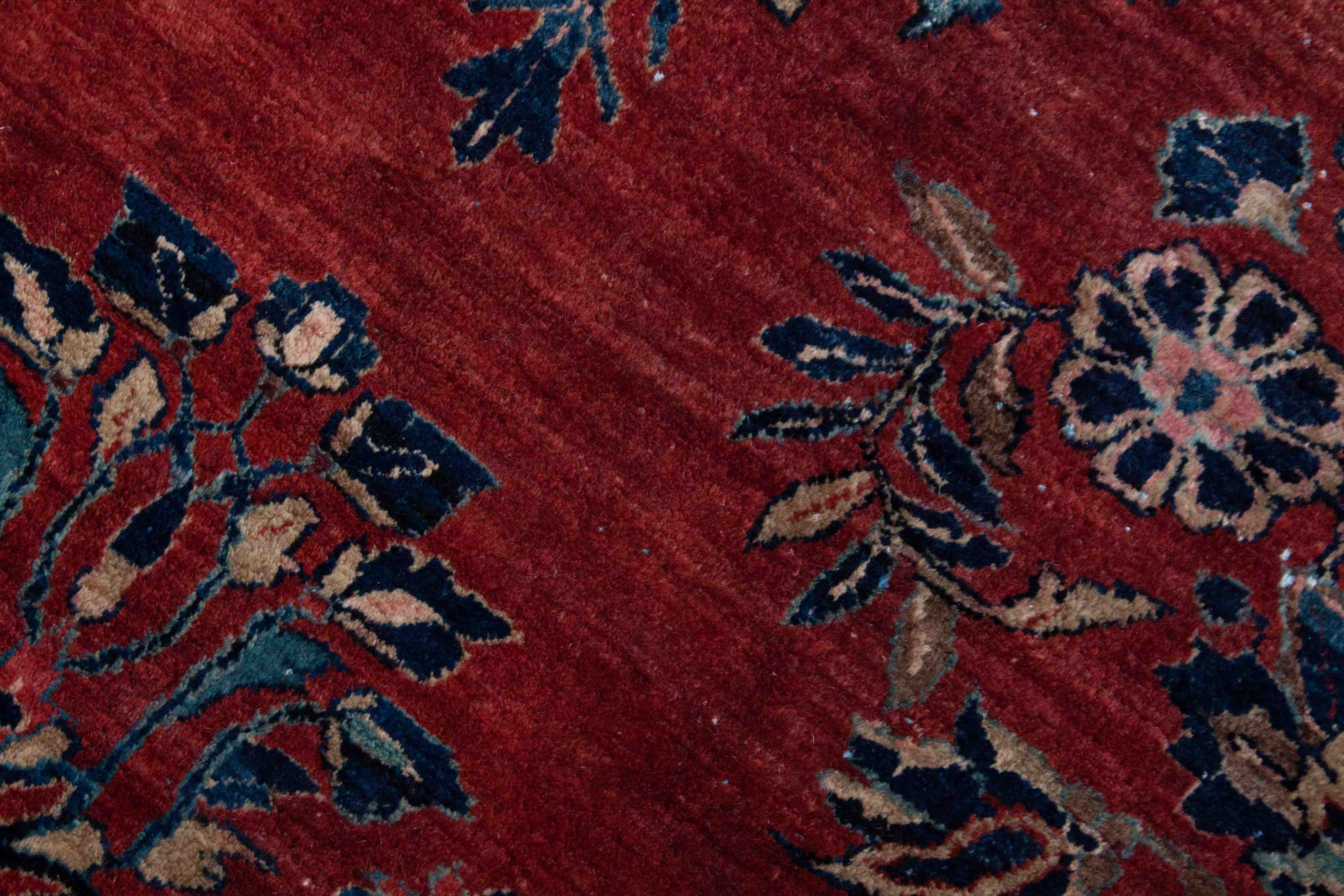 Antiker Sarough Teppich in dunkelrot und 550 cm x 365 cm groß
