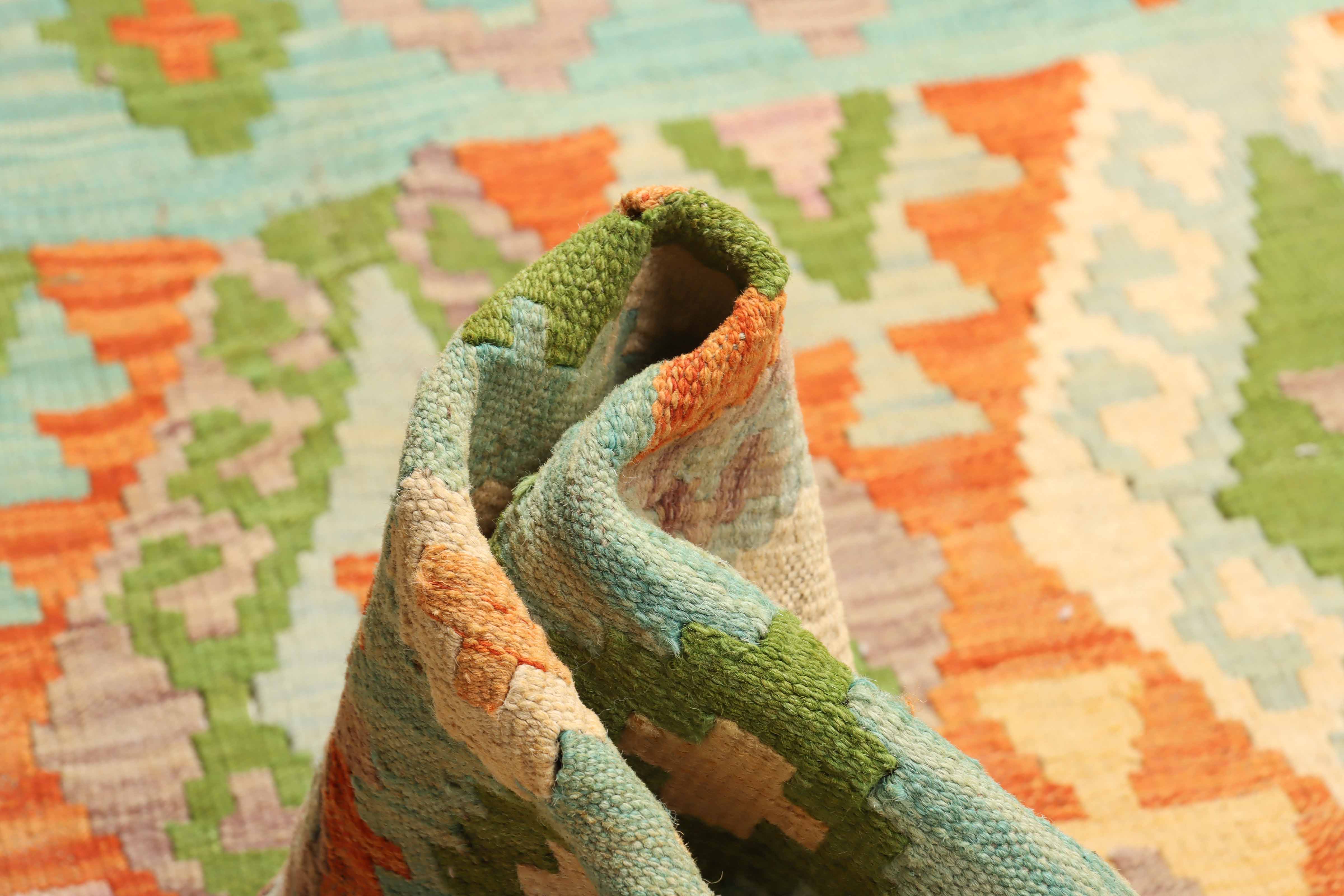 Geometrischer Kelim Teppich in bunter Farbe und 171 cm x 131 cm groß