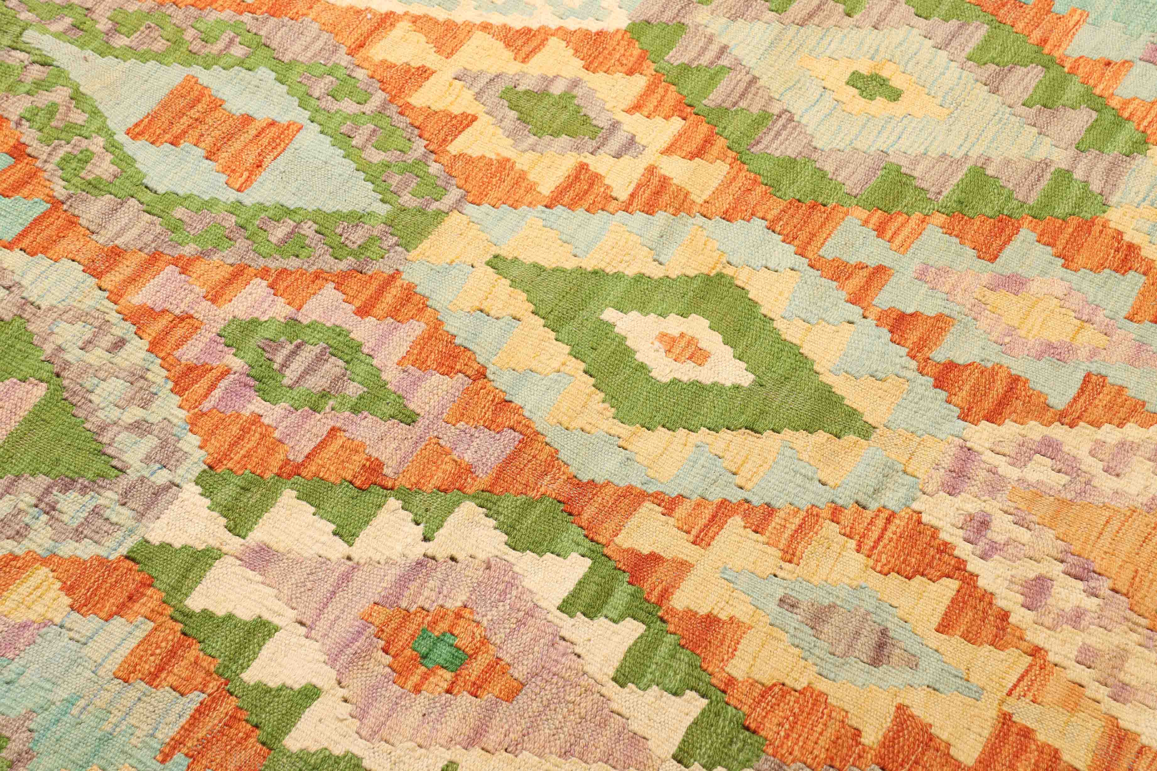 Geometrischer Kelim Teppich in bunter Farbe und 171 cm x 131 cm groß