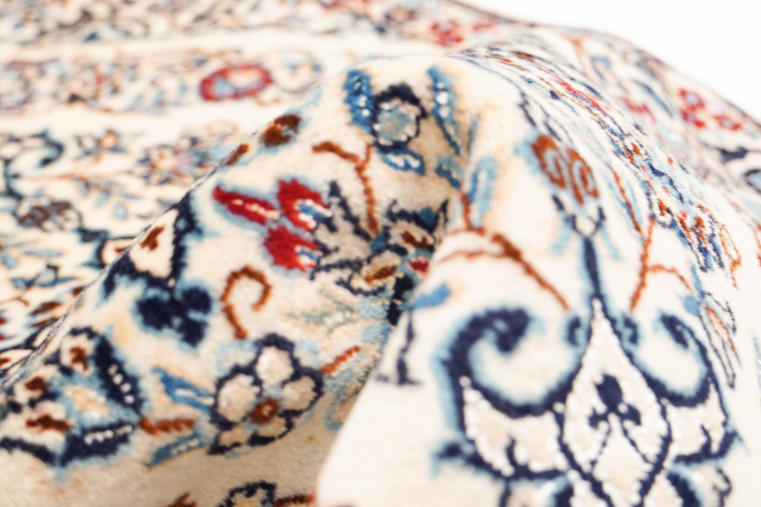 Floraler Nain Teppich mit Bordüre, in beige, hellrot und 77 cm x 52 cm groß