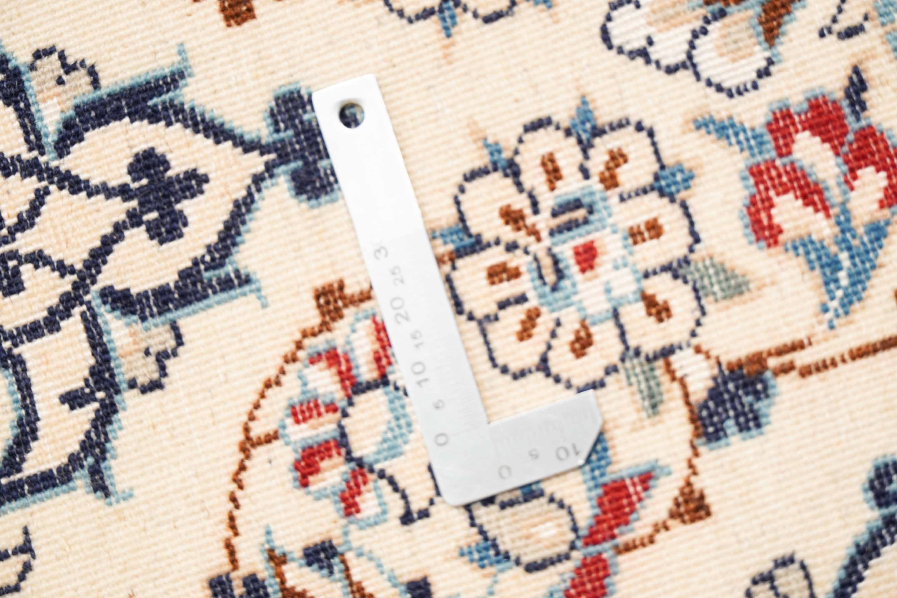 Floraler Nain Teppich mit Bordüre, in beige, hellrot und 77 cm x 52 cm groß