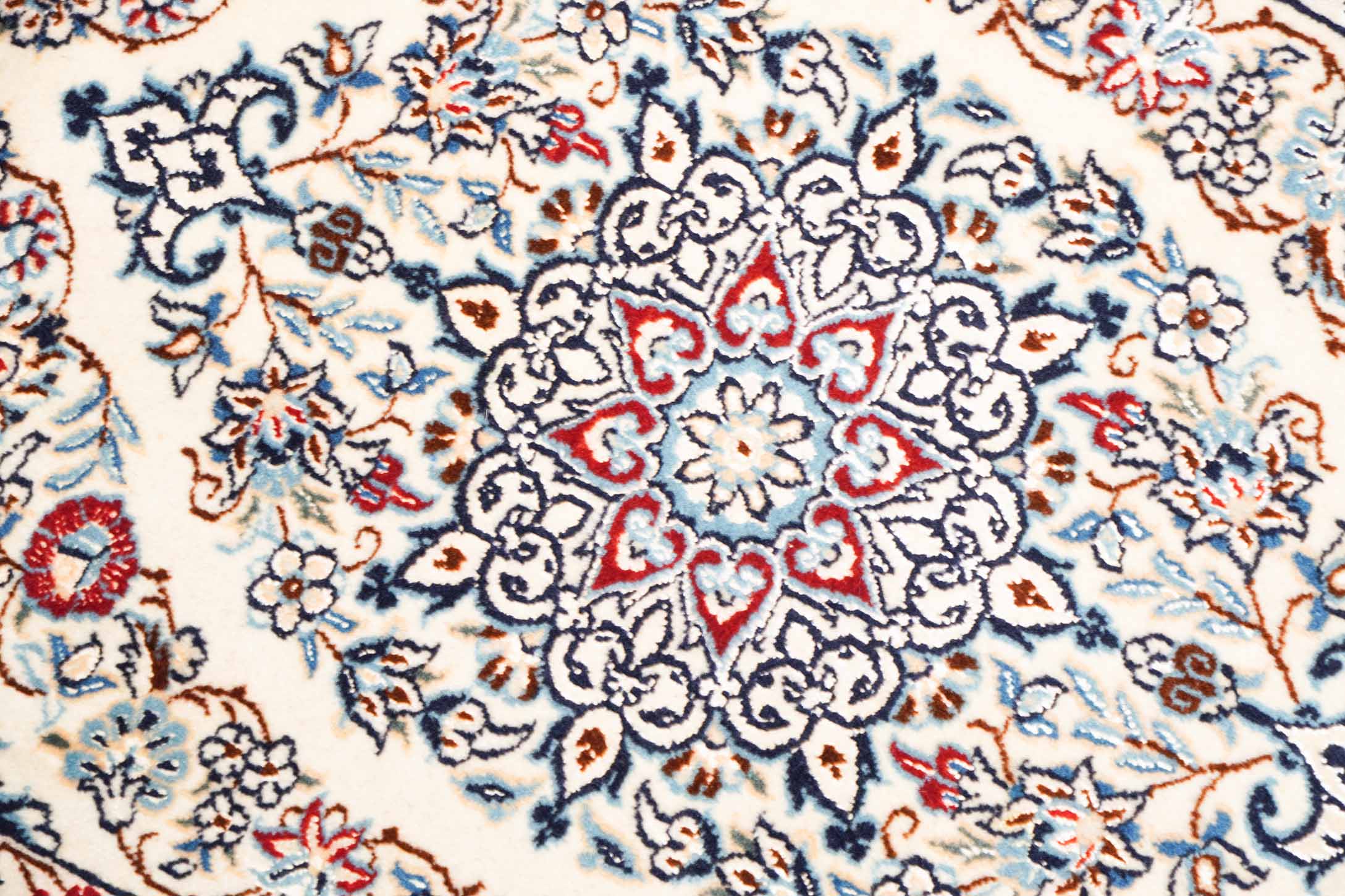 Floraler Nain Teppich mit Bordüre, in beige, hellrot und 77 cm x 52 cm groß