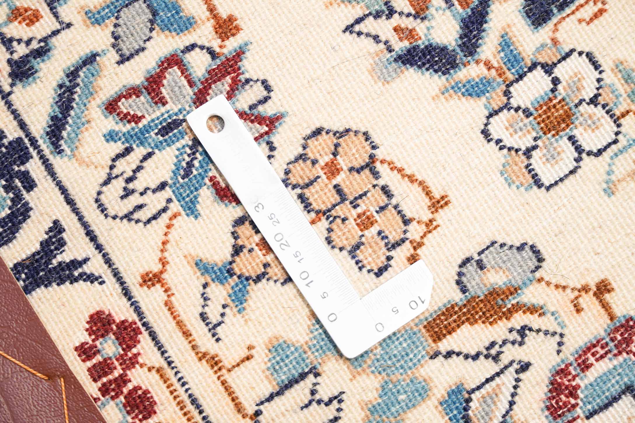 Nain Teppich in cremeweiß und 77 cm x 51 cm groß