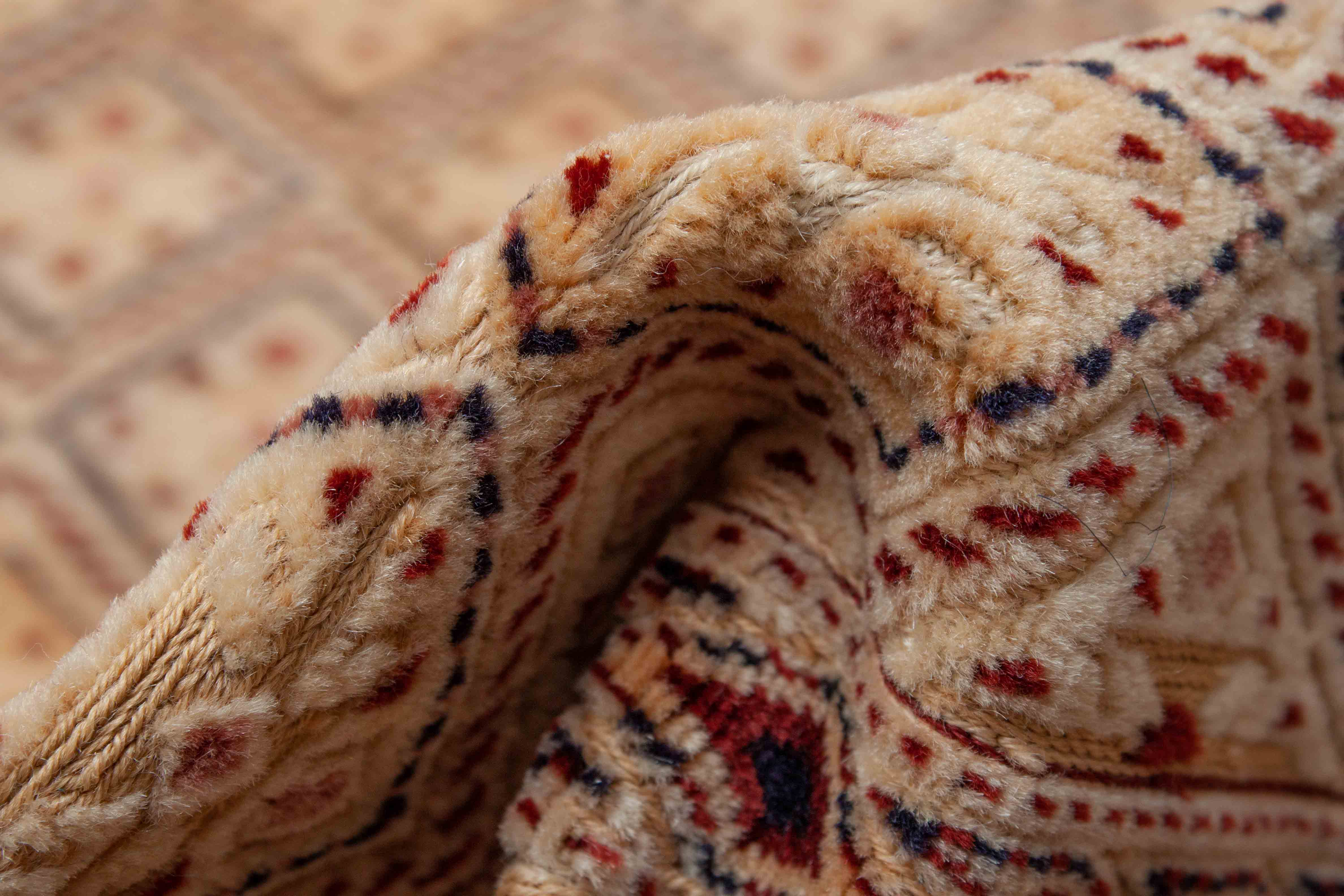 Eine Fotoaufnahme eines Nakhunak Teppichs.