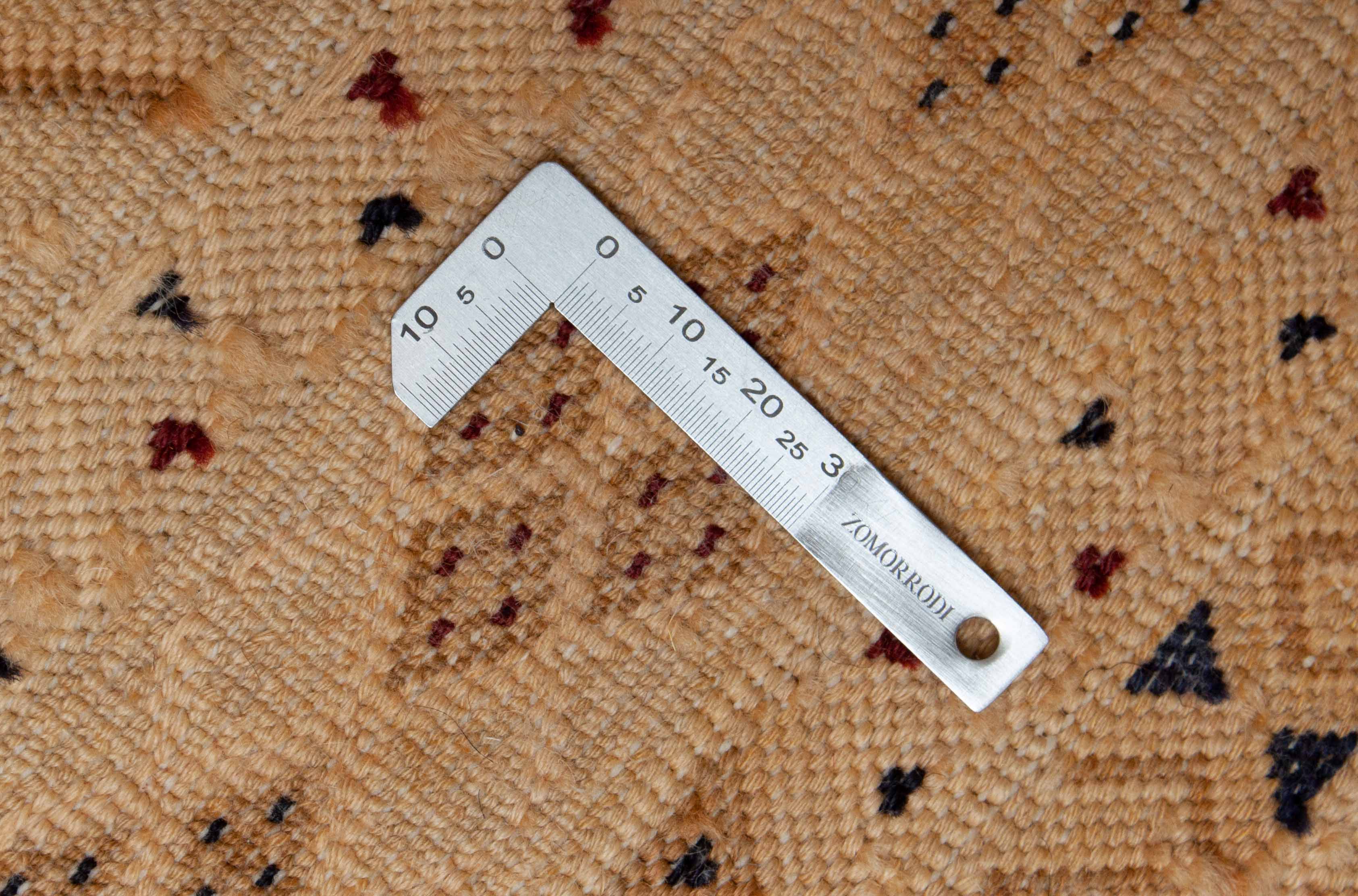 Eine Fotoaufnahme eines Nakhunak Teppichs.