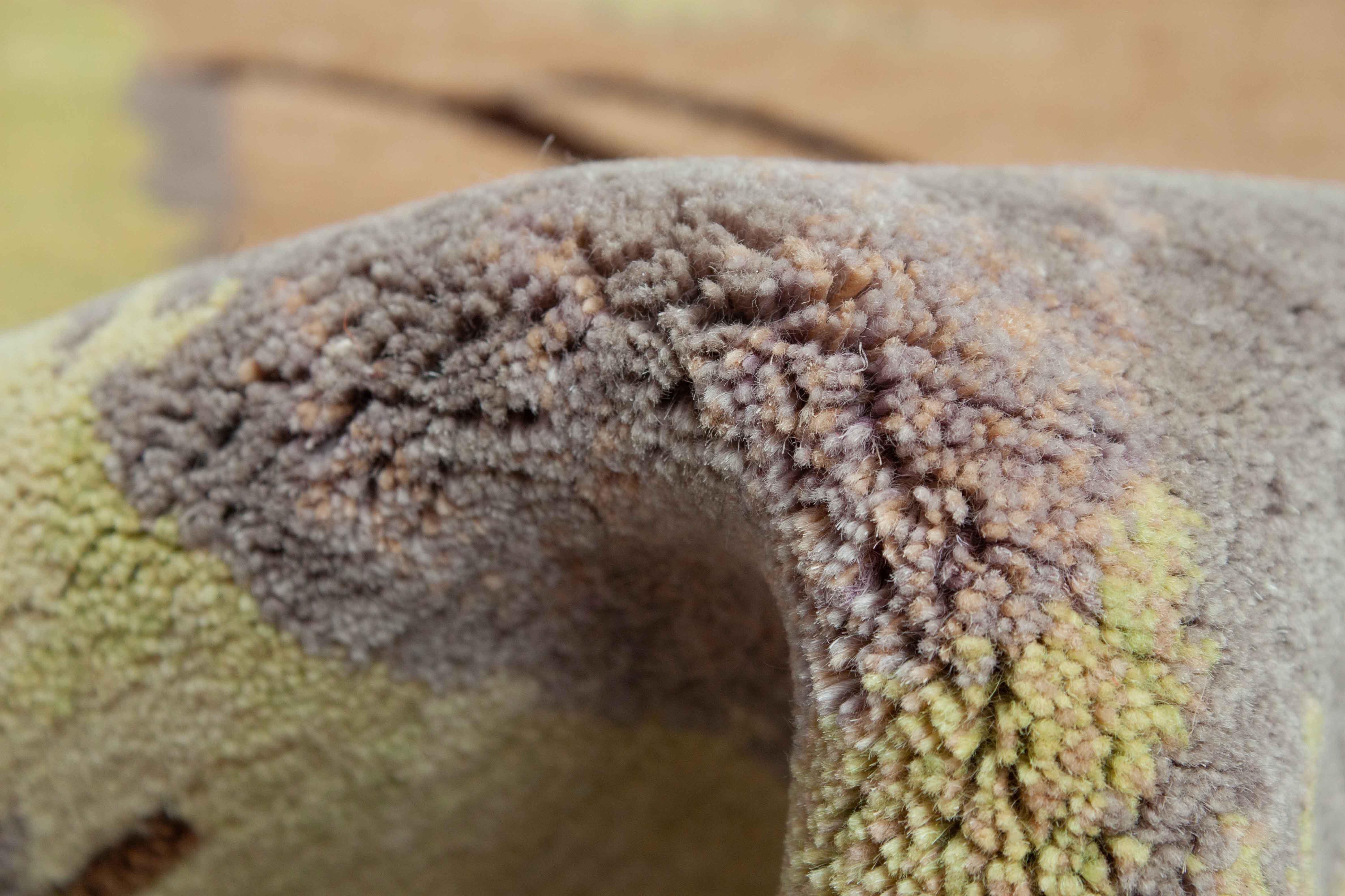 Eine Fotoaufnahme eines Nepal Teppich Teppichs.