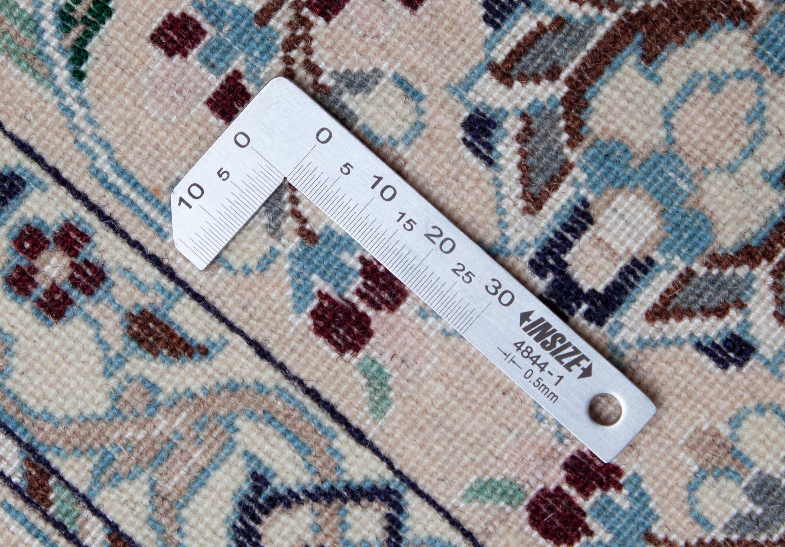 Floraler Nain Teppich in cremeweiß und 200 cm x 123 cm groß