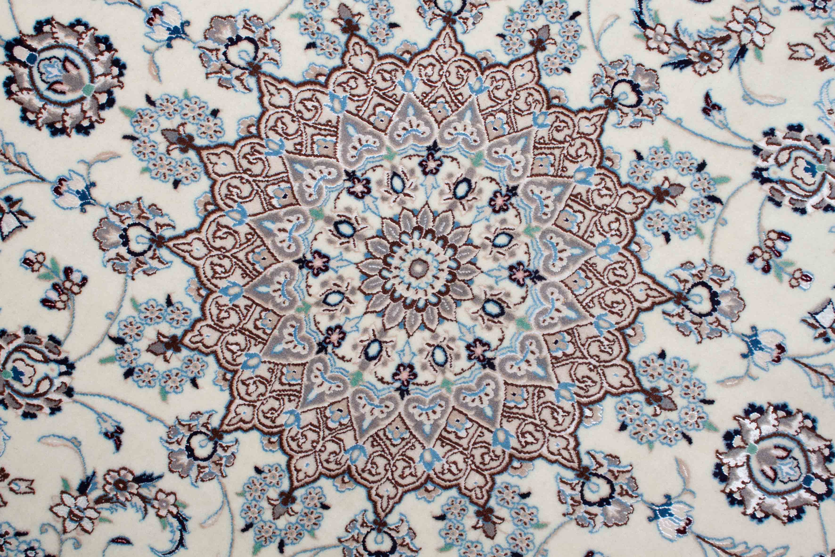 Floraler Nain Teppich in cremeweiß und 200 cm x 123 cm groß