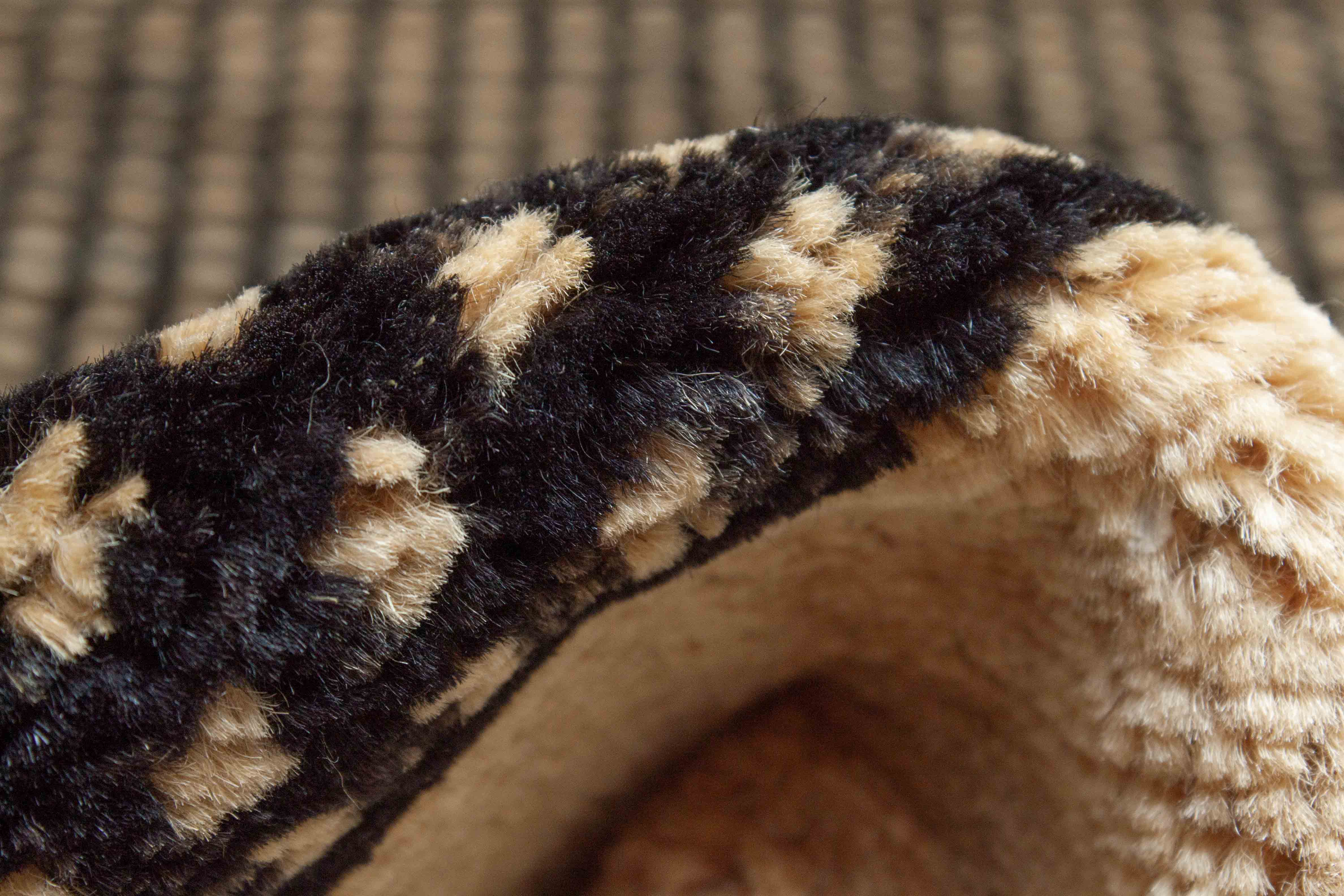 Eine Fotoaufnahme eines Lori Teppichs.