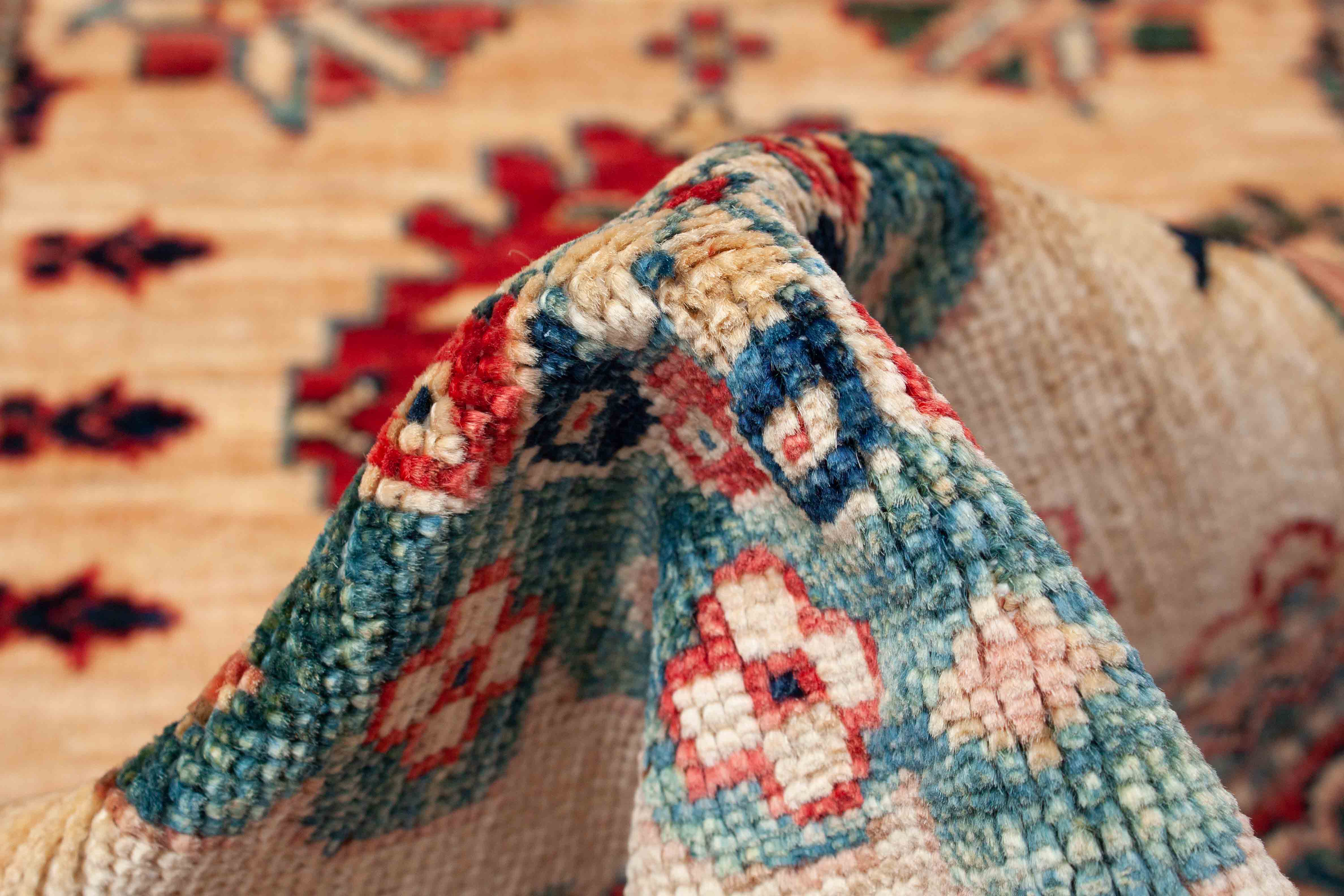 Eine Fotoaufnahme eines Kazak Teppichs.