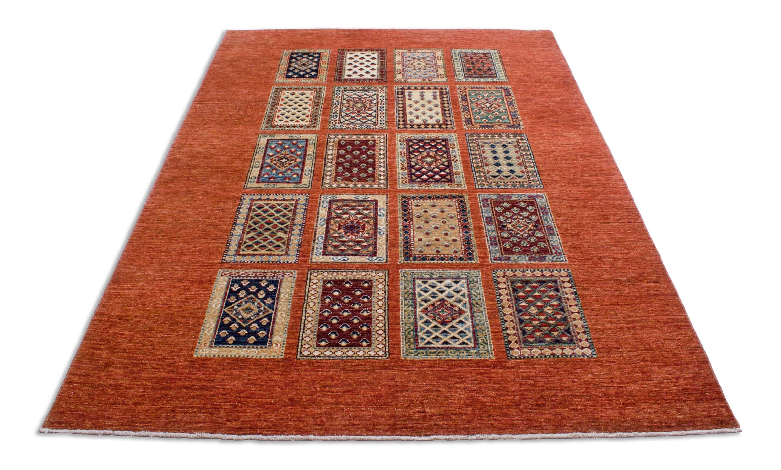 Eine Fotoaufnahme eines Bakhtiari Feldermuster Teppich Teppichs.