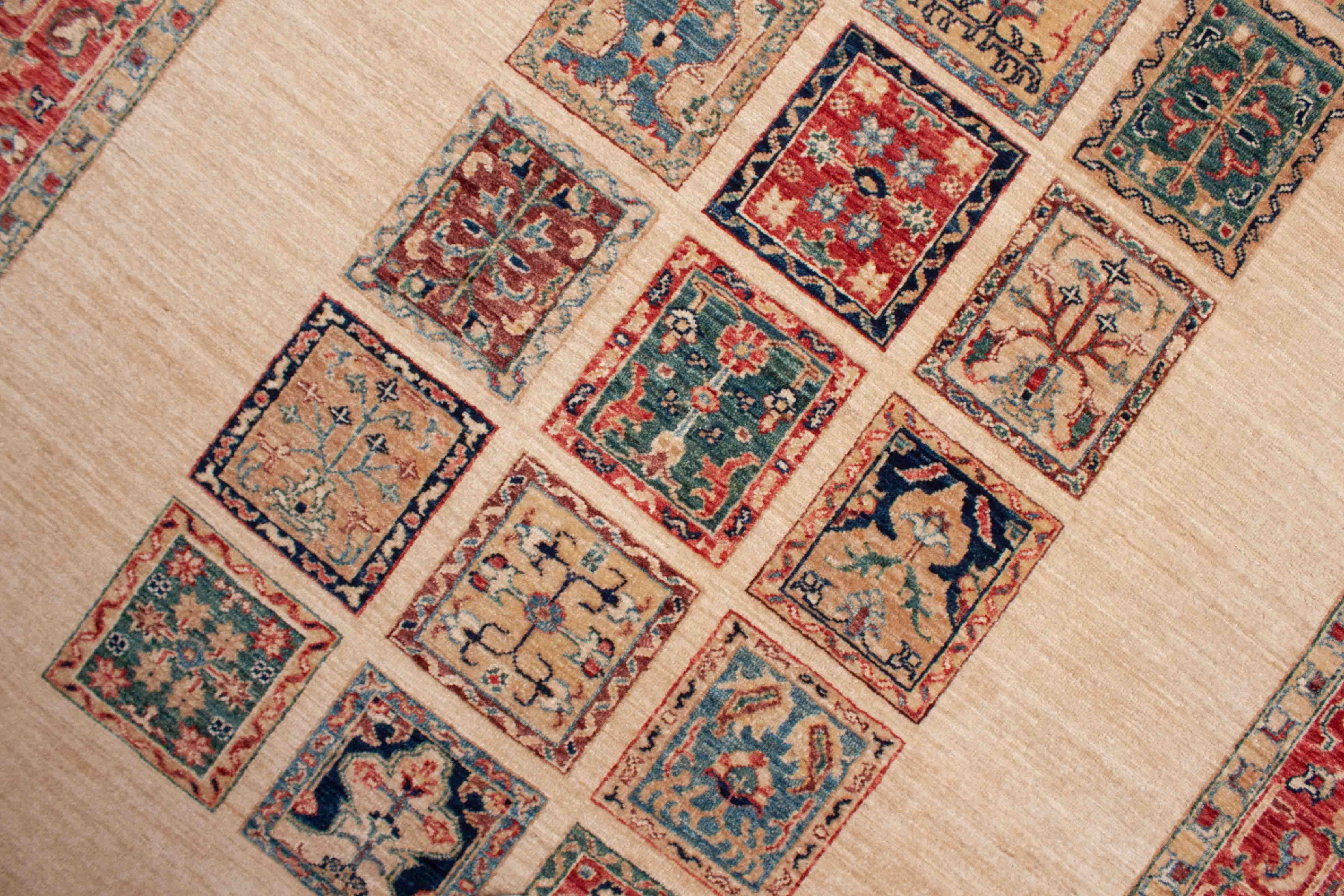 Eine Fotoaufnahme eines Bakhtiari Feldermuster Teppich Teppichs.