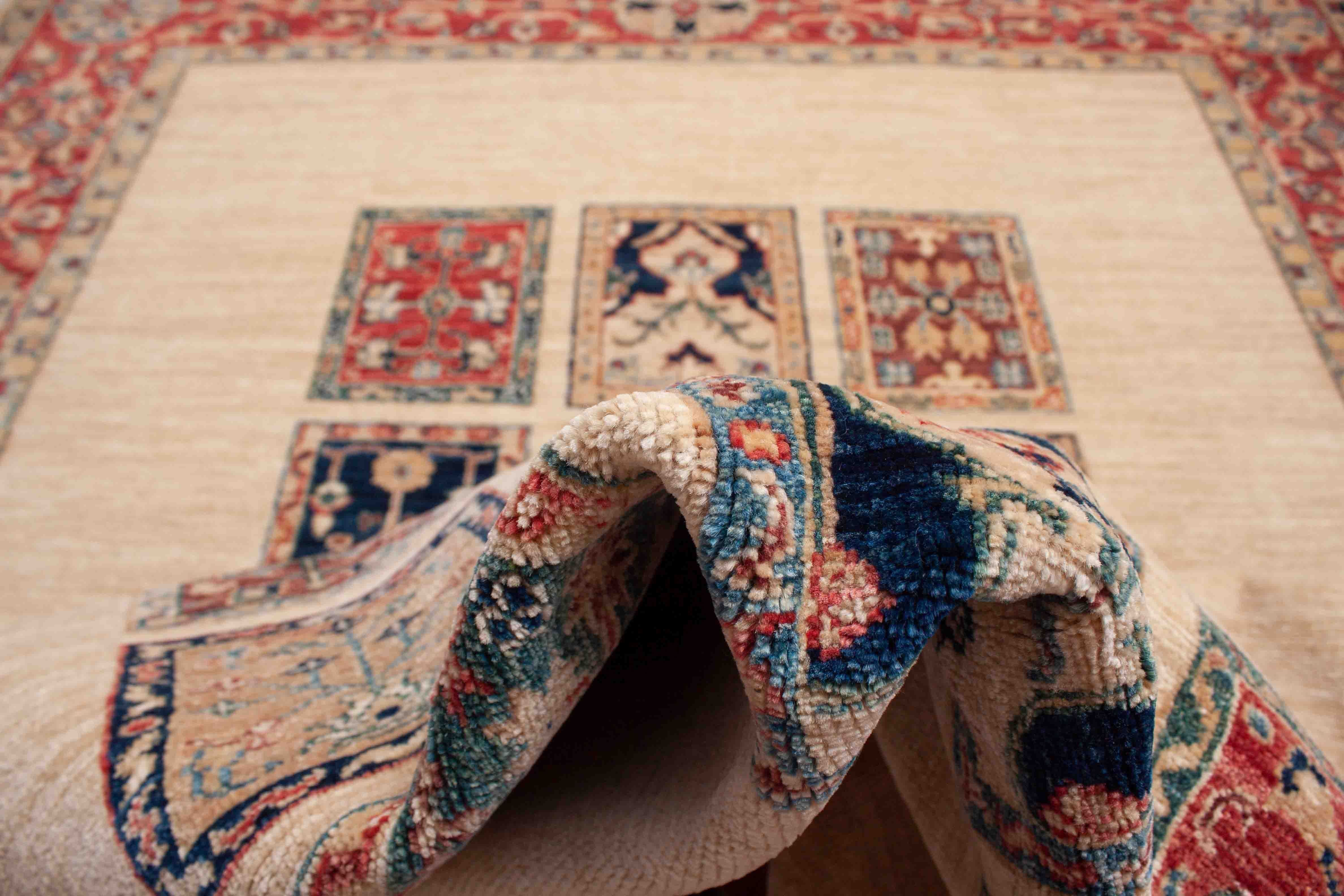 Eine Fotoaufnahme eines Bakhtiari Feldermuster Teppich Teppichs.