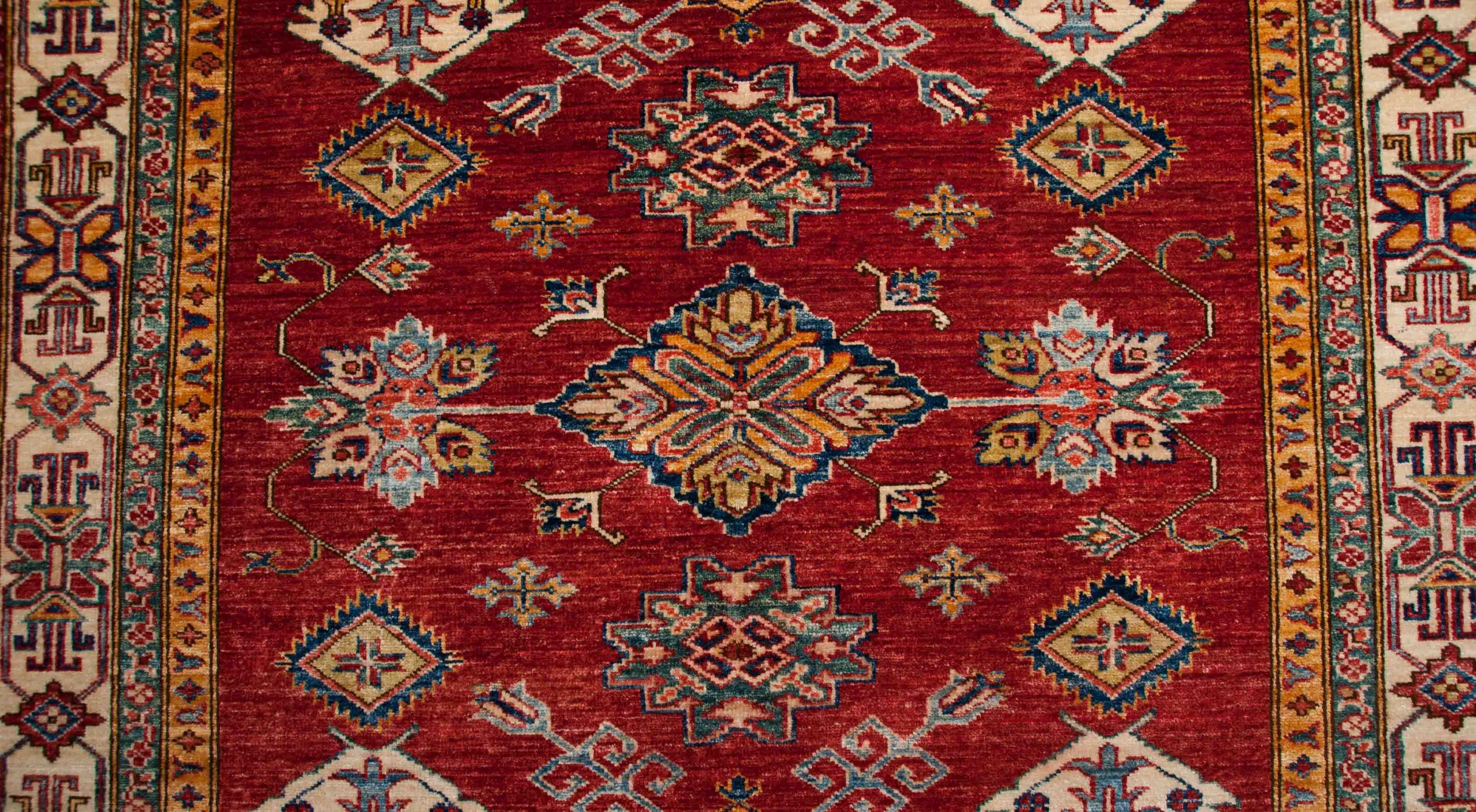 Eine Fotoaufnahme eines Kazak Teppichs.